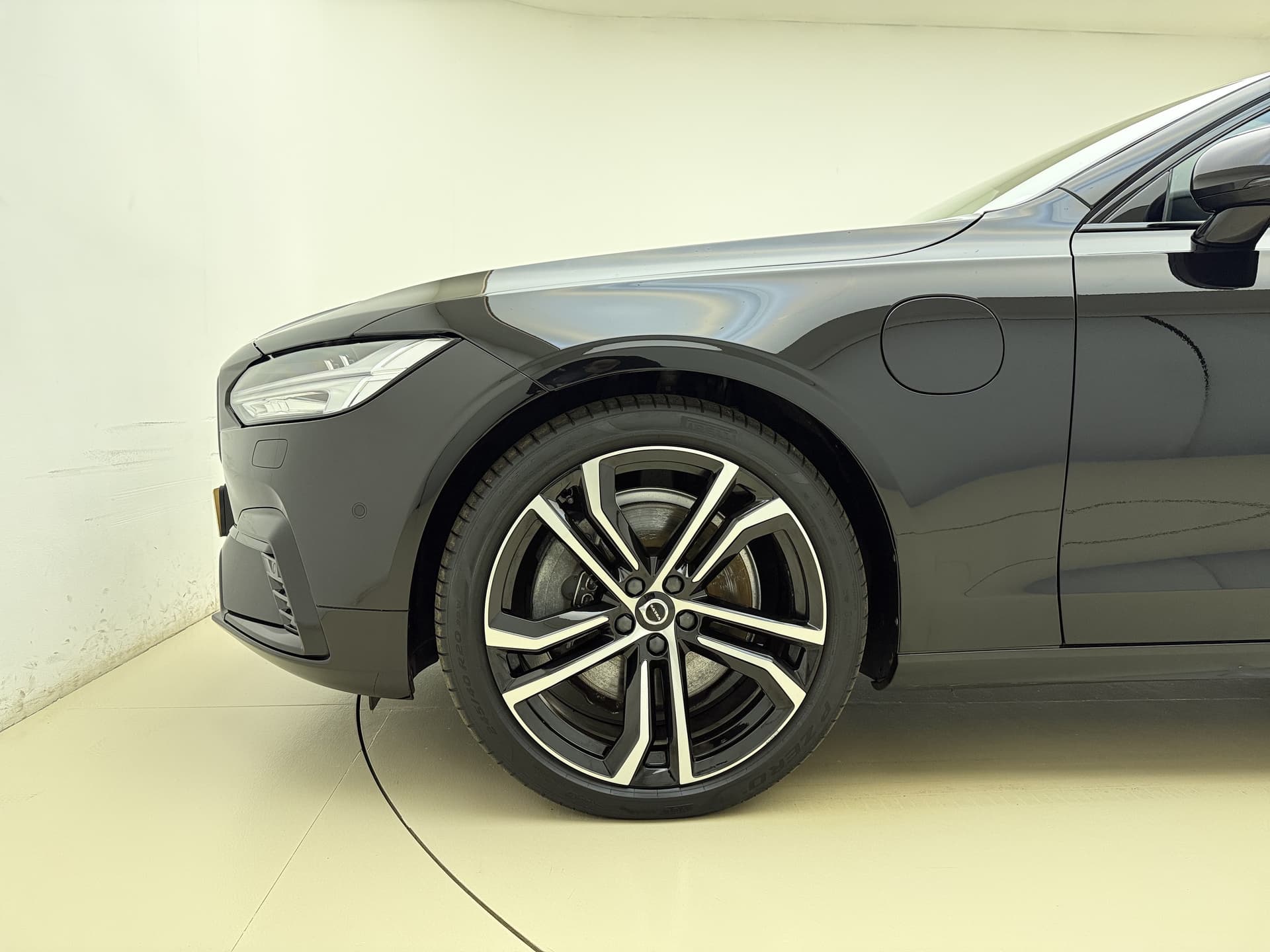 Volvo V90 T8 455pk AWD R-Design / Luchtvering / Bowers&Wilkins Audio / Gelaagd glas / 360 Camera / 20'' / Head-Up / Trekhaak / Black Pack / Full-LED / Lederen Dashboard / thumbnail 33