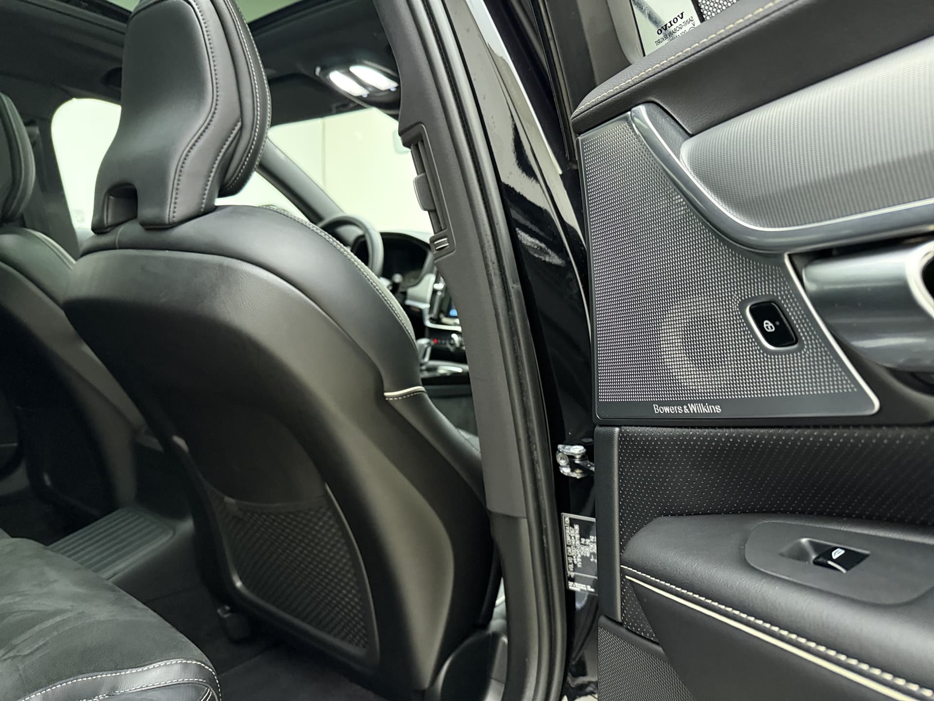 Volvo V90 T8 455pk AWD R-Design / Luchtvering / Bowers&Wilkins Audio / Gelaagd glas / 360 Camera / 20'' / Head-Up / Trekhaak / Black Pack / Full-LED / Lederen Dashboard / thumbnail 35