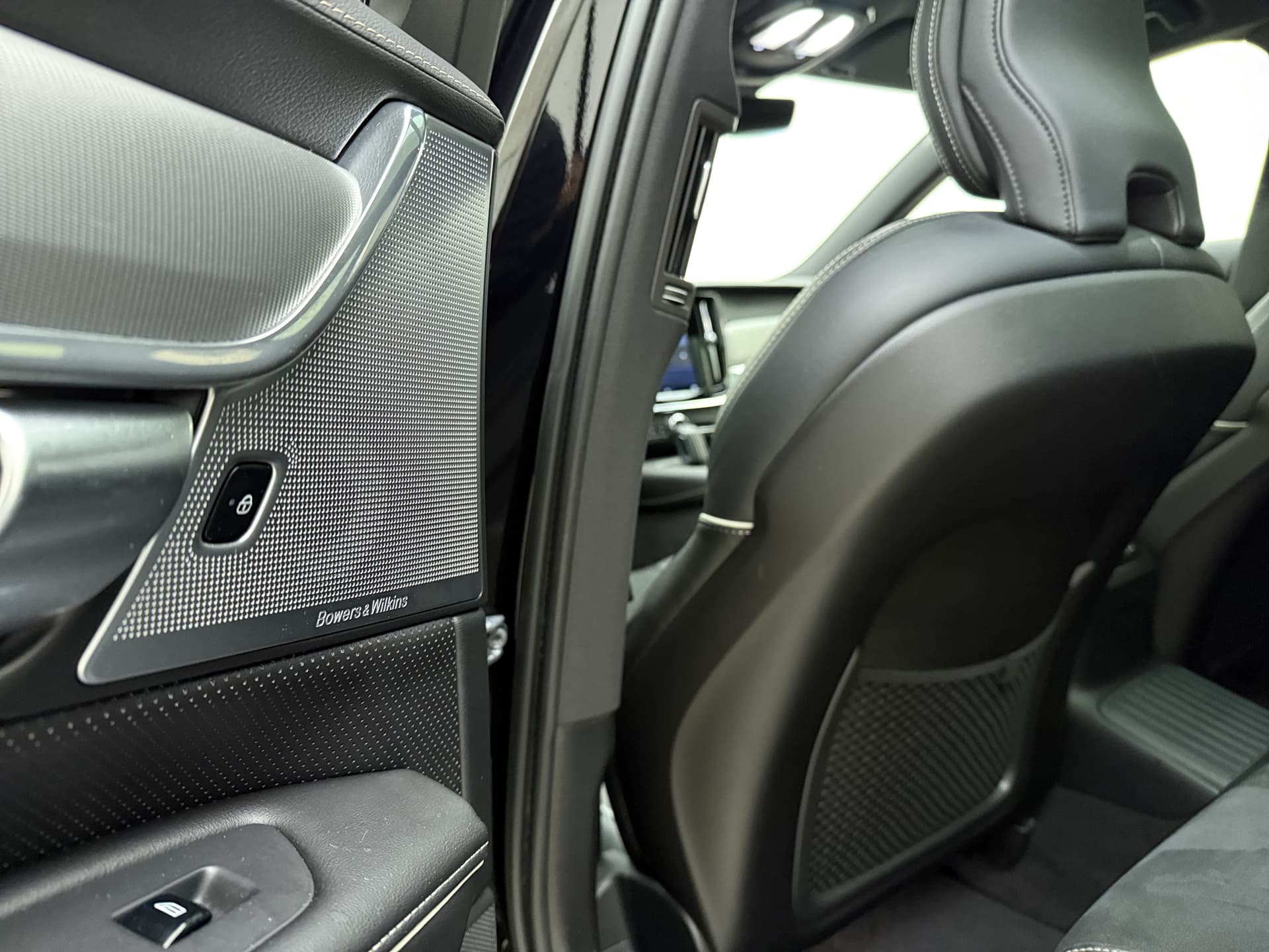 Volvo V90 T8 455pk AWD R-Design / Luchtvering / Bowers&Wilkins Audio / Gelaagd glas / 360 Camera / 20'' / Head-Up / Trekhaak / Black Pack / Full-LED / Lederen Dashboard / thumbnail 37