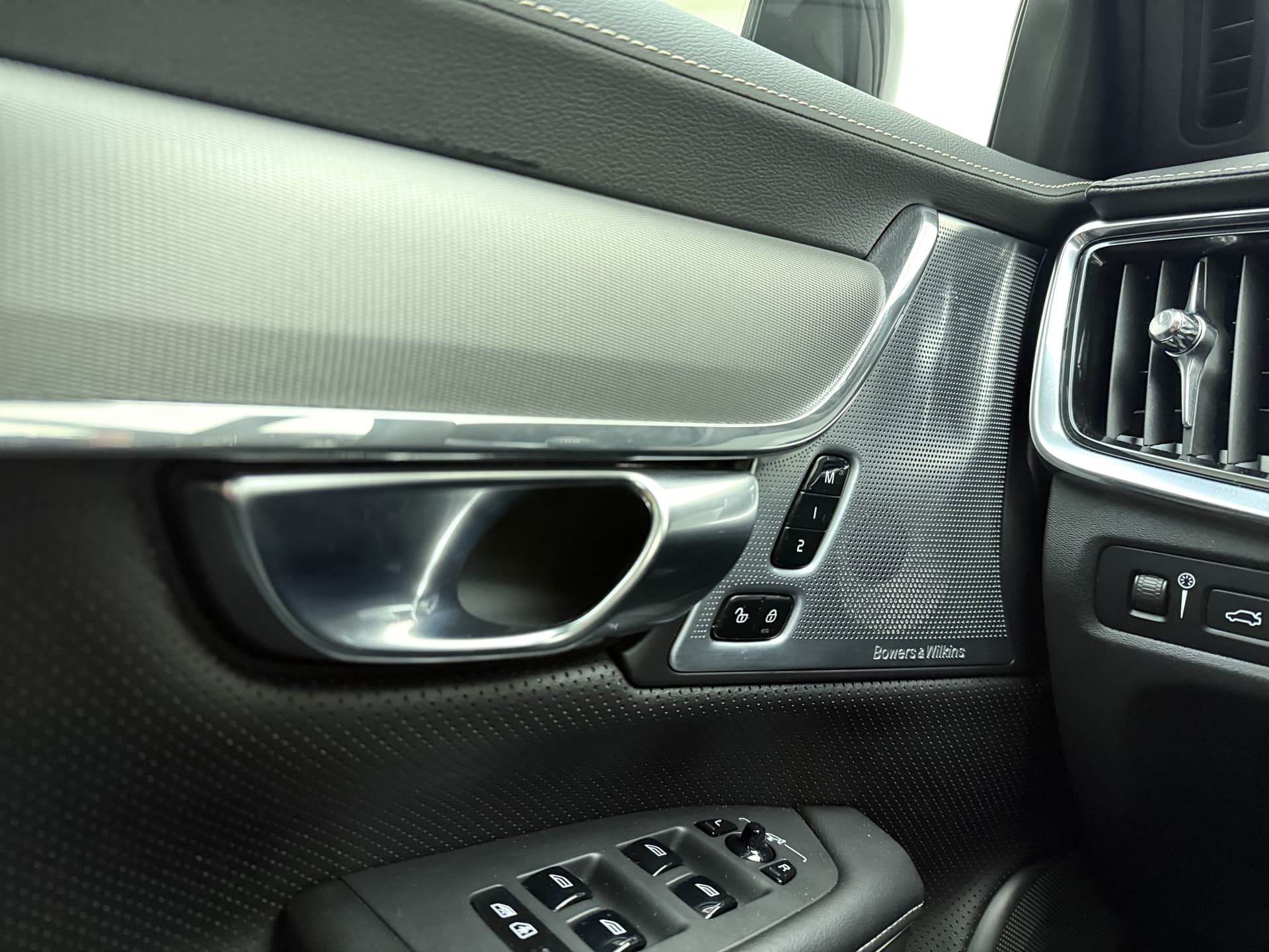 Volvo V90 T8 455pk AWD R-Design / Luchtvering / Bowers&Wilkins Audio / Gelaagd glas / 360 Camera / 20'' / Head-Up / Trekhaak / Black Pack / Full-LED / Lederen Dashboard / thumbnail 41