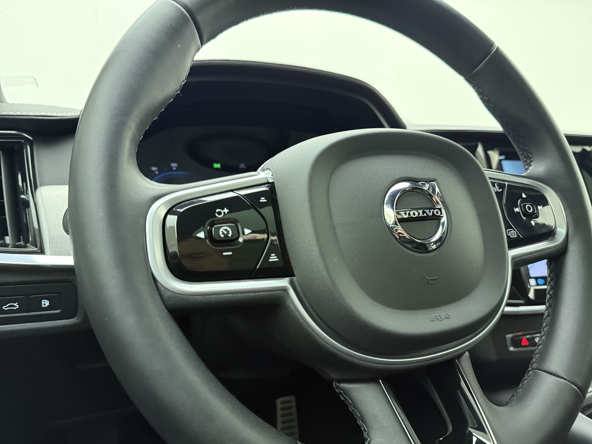 Volvo V90 T8 455pk AWD R-Design / Luchtvering / Bowers&Wilkins Audio / Gelaagd glas / 360 Camera / 20'' / Head-Up / Trekhaak / Black Pack / Full-LED / Lederen Dashboard / thumbnail 42