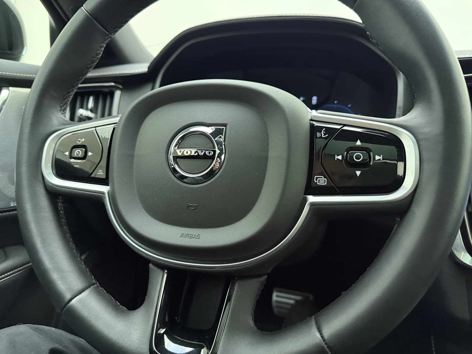 Volvo V90 T8 455pk AWD R-Design / Luchtvering / Bowers&Wilkins Audio / Gelaagd glas / 360 Camera / 20'' / Head-Up / Trekhaak / Black Pack / Full-LED / Lederen Dashboard / thumbnail 43