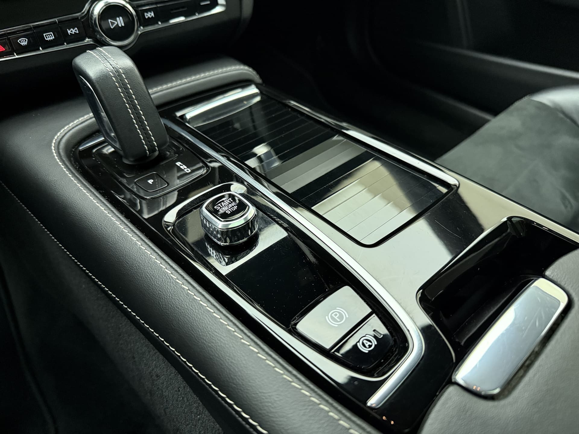 Volvo V90 T8 455pk AWD R-Design / Luchtvering / Bowers&Wilkins Audio / Gelaagd glas / 360 Camera / 20'' / Head-Up / Trekhaak / Black Pack / Full-LED / Lederen Dashboard / thumbnail 47