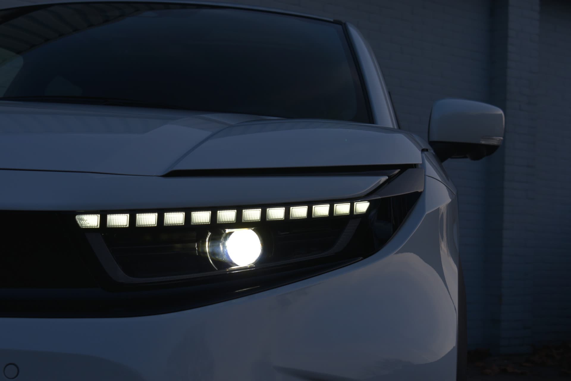 Toyota Urban Cruiser Executive 61 kWh Automaat 174pk thumbnail 2