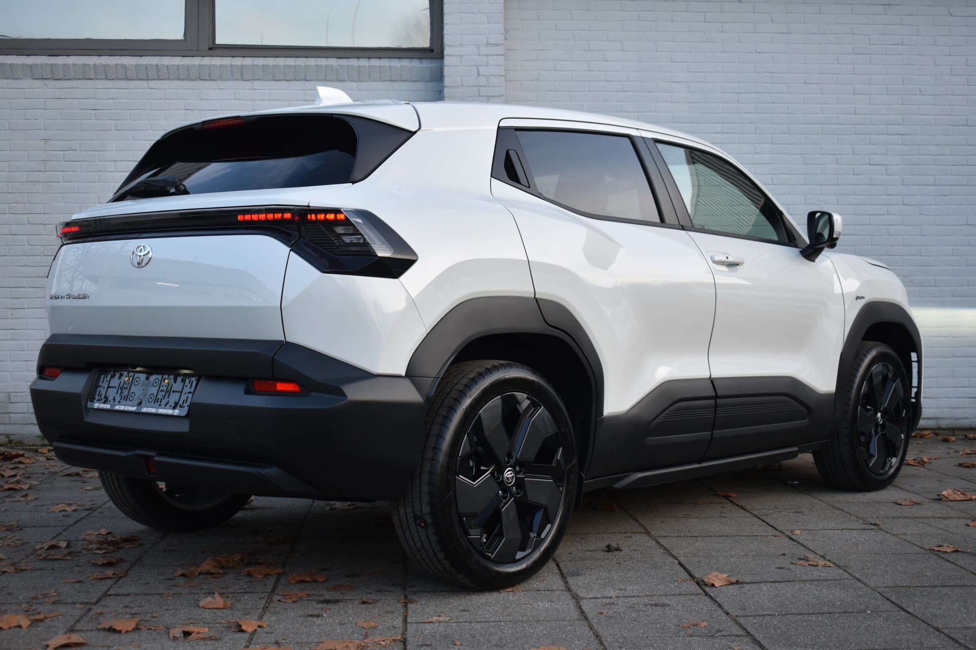 Toyota Urban Cruiser Executive 61 kWh Automaat 174pk thumbnail 3