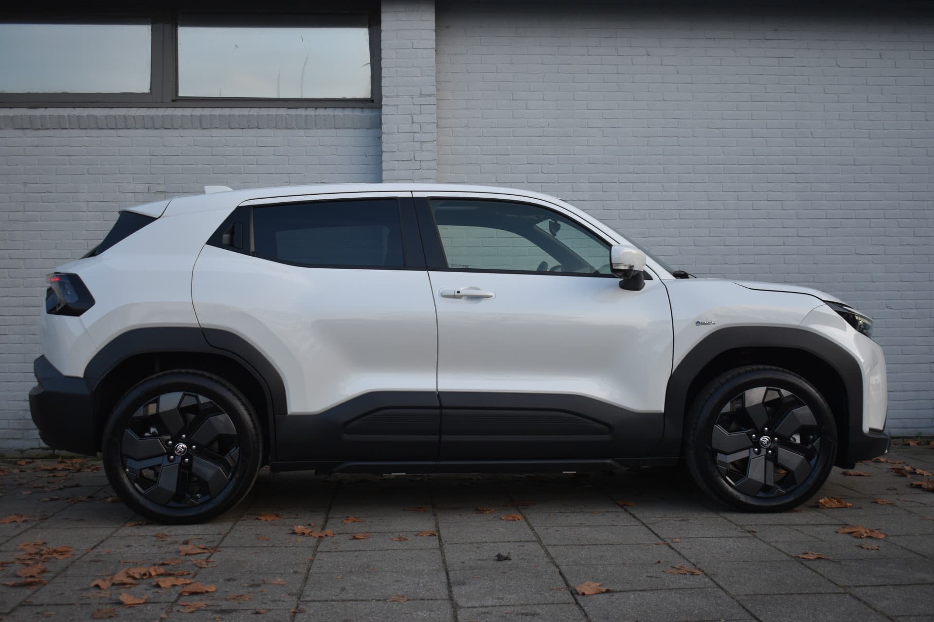 Toyota Urban Cruiser Executive 61 kWh Automaat 174pk thumbnail 7