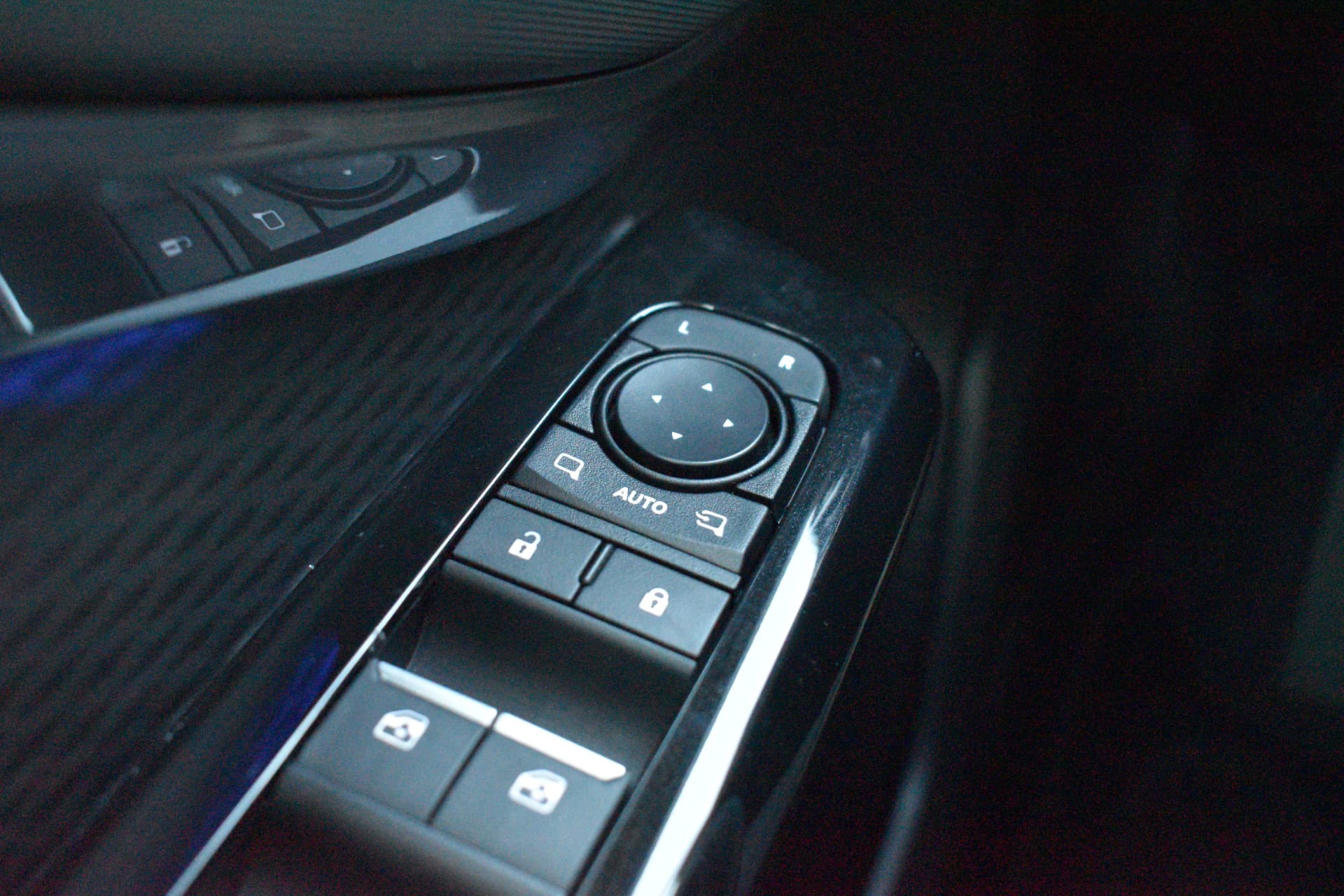 Toyota Urban Cruiser Executive 61 kWh Automaat 174pk thumbnail 8