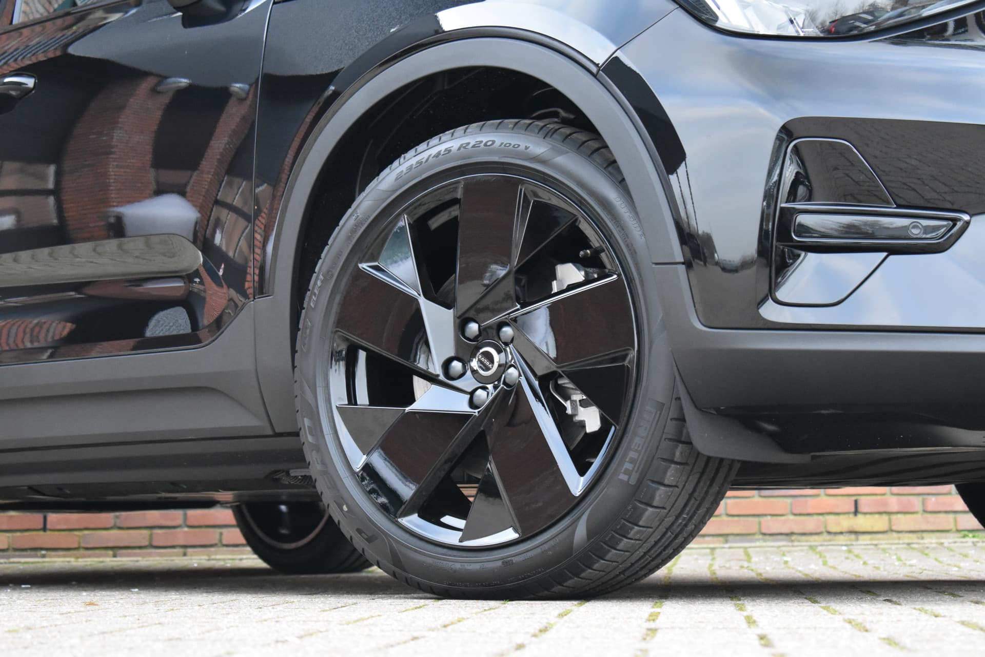 Volvo EX40 Extended Range 252PK Plus Black Edition 82 kWh thumbnail 2