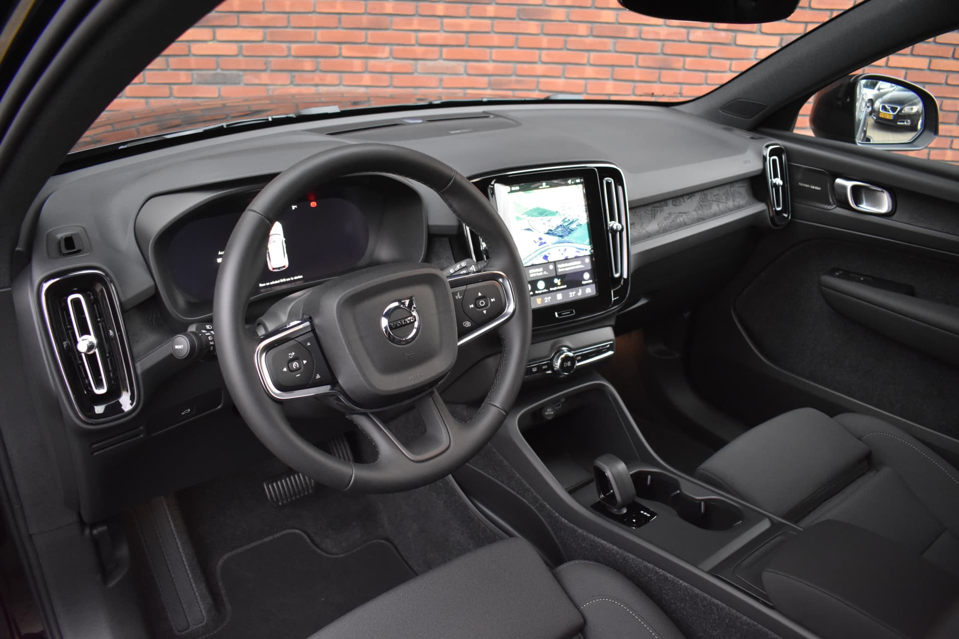 Volvo EX40 Extended Range 252PK Plus Black Edition 82 kWh thumbnail 4