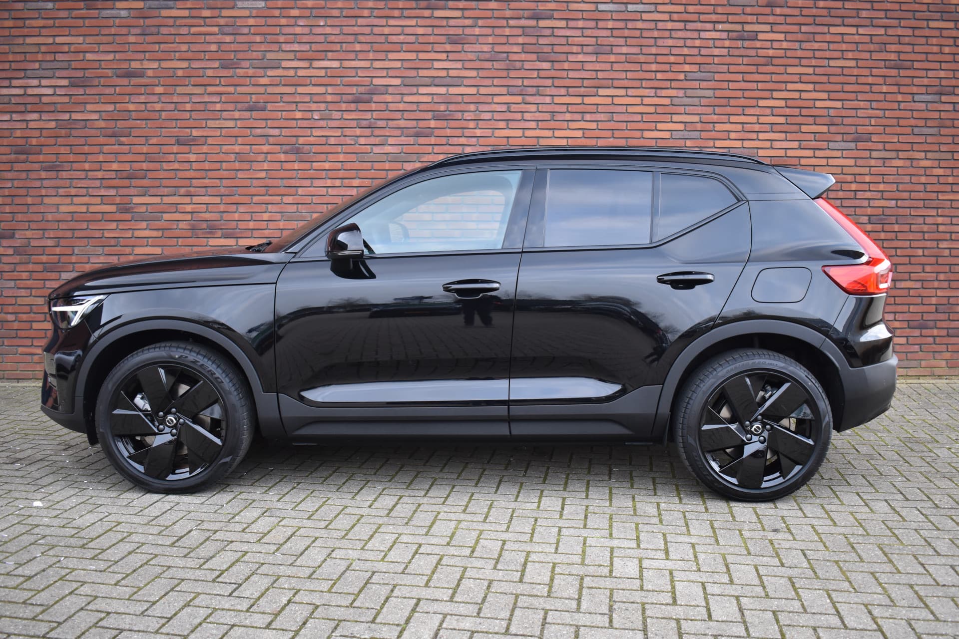 Volvo EX40 Extended Range 252PK Plus Black Edition 82 kWh thumbnail 9