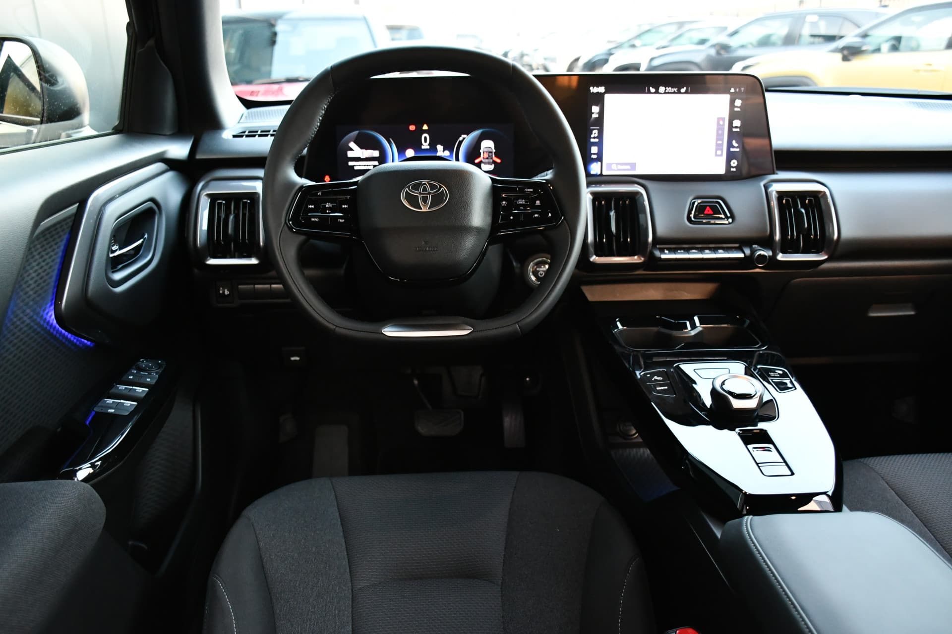 Toyota Urban Cruiser Dynamic 61 kWh Automaat 175pk thumbnail 2