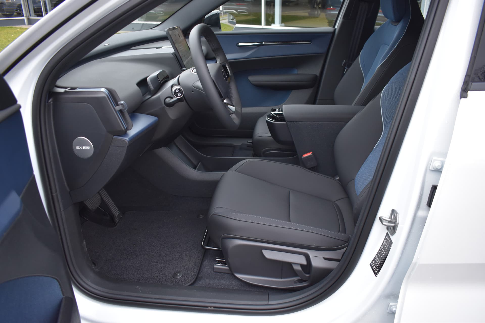 Volvo EX30 Extended Range Plus 69 kWh thumbnail 2