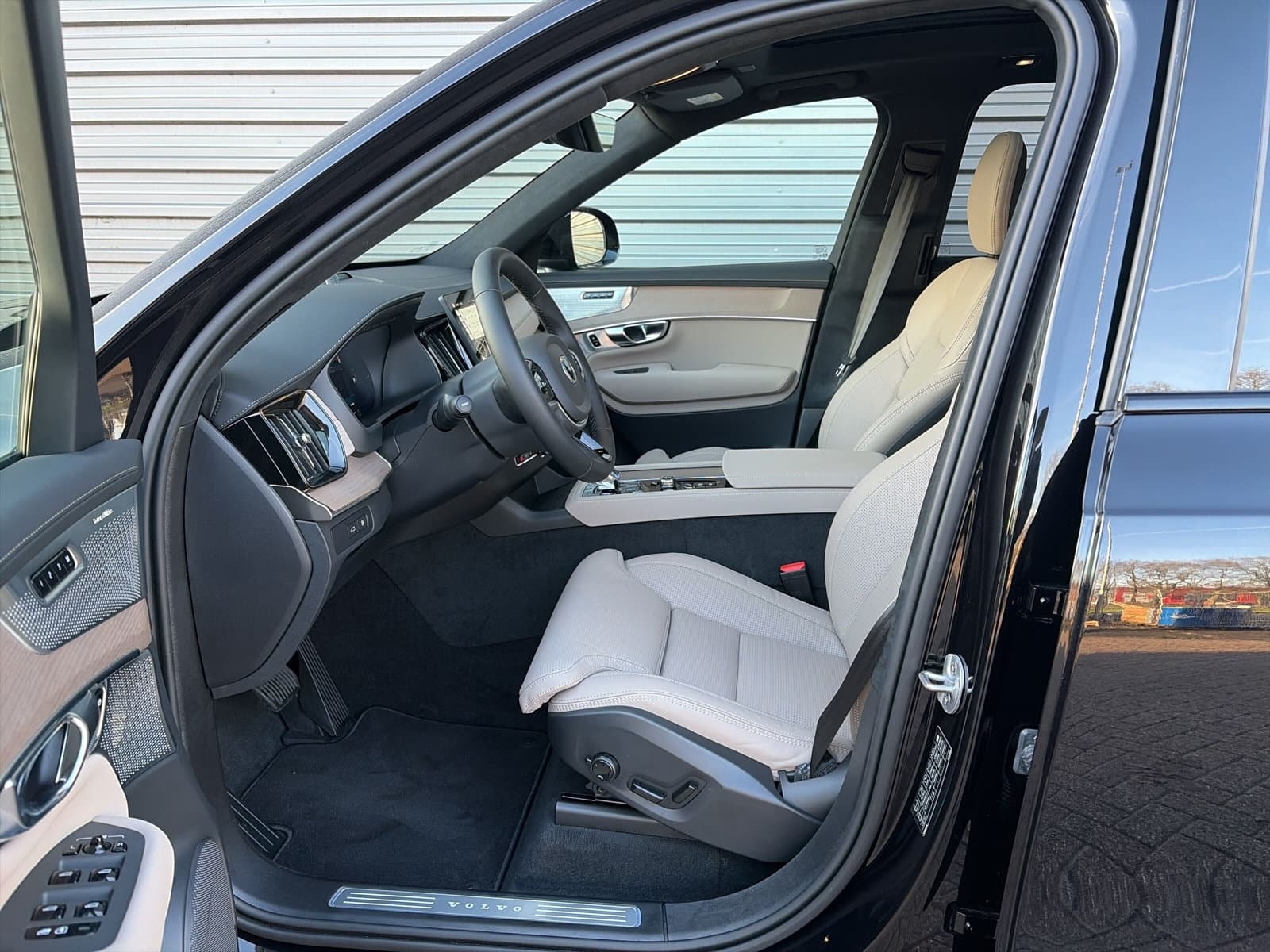 Volvo XC90 T8 Plug-in hybrid AWD Ultra Dark / Gelaagde zijruit(en) / B&W Audio / 22" Velgen / Luchtvering / thumbnail 8