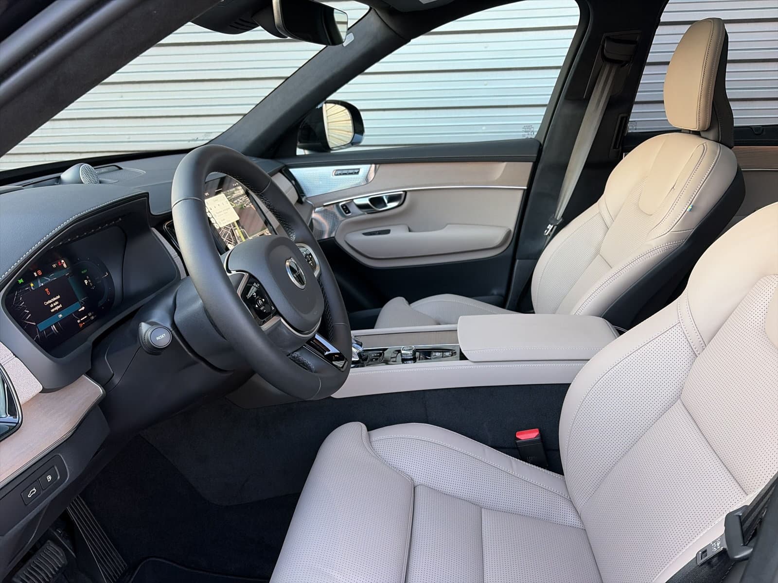 Volvo XC90 T8 Plug-in hybrid AWD Ultra Dark / Gelaagde zijruit(en) / B&W Audio / 22" Velgen / Luchtvering / thumbnail 10