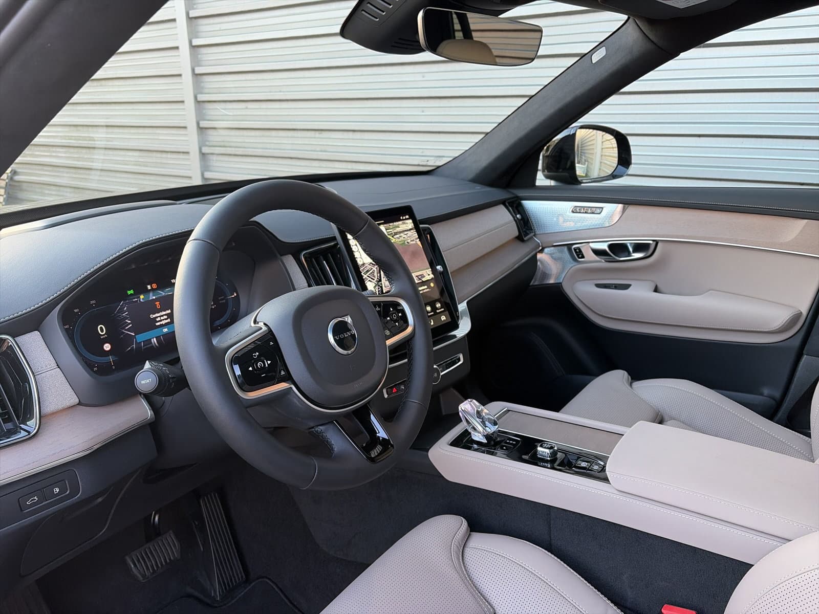 Volvo XC90 T8 Plug-in hybrid AWD Ultra Dark / Gelaagde zijruit(en) / B&W Audio / 22" Velgen / Luchtvering / thumbnail 11