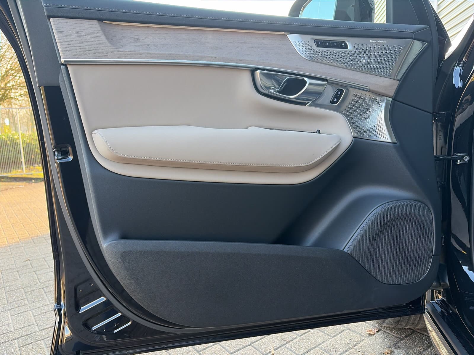 Volvo XC90 T8 Plug-in hybrid AWD Ultra Dark / Gelaagde zijruit(en) / B&W Audio / 22" Velgen / Luchtvering / thumbnail 18