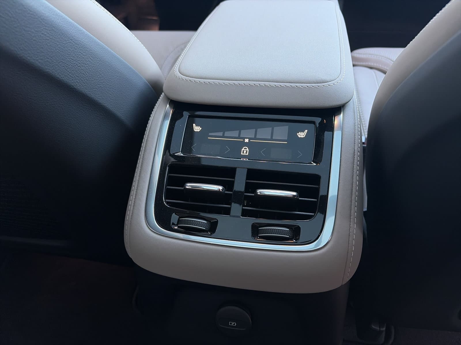 Volvo XC90 T8 Plug-in hybrid AWD Ultra Dark / Gelaagde zijruit(en) / B&W Audio / 22" Velgen / Luchtvering / thumbnail 24