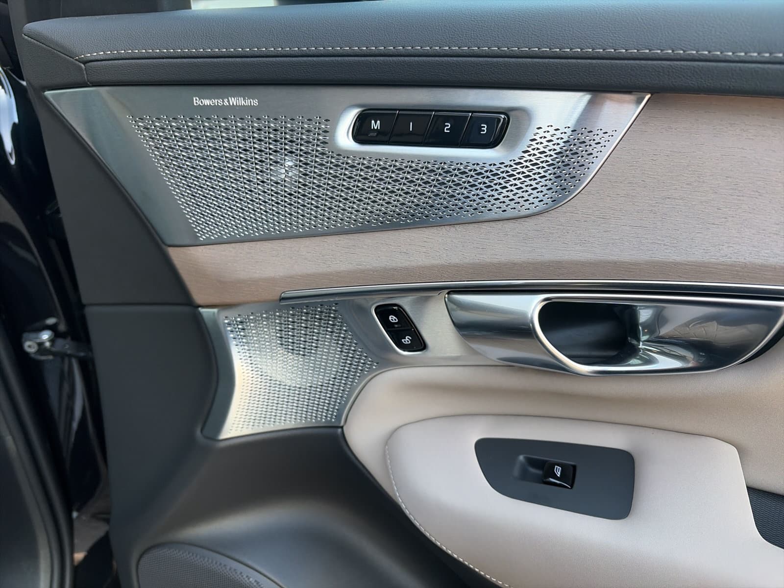 Volvo XC90 T8 Plug-in hybrid AWD Ultra Dark / Gelaagde zijruit(en) / B&W Audio / 22" Velgen / Luchtvering / thumbnail 25