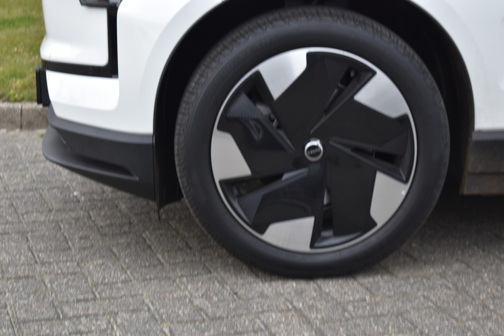 Volvo EX30 Extended Range Plus 69 kWh thumbnail 5