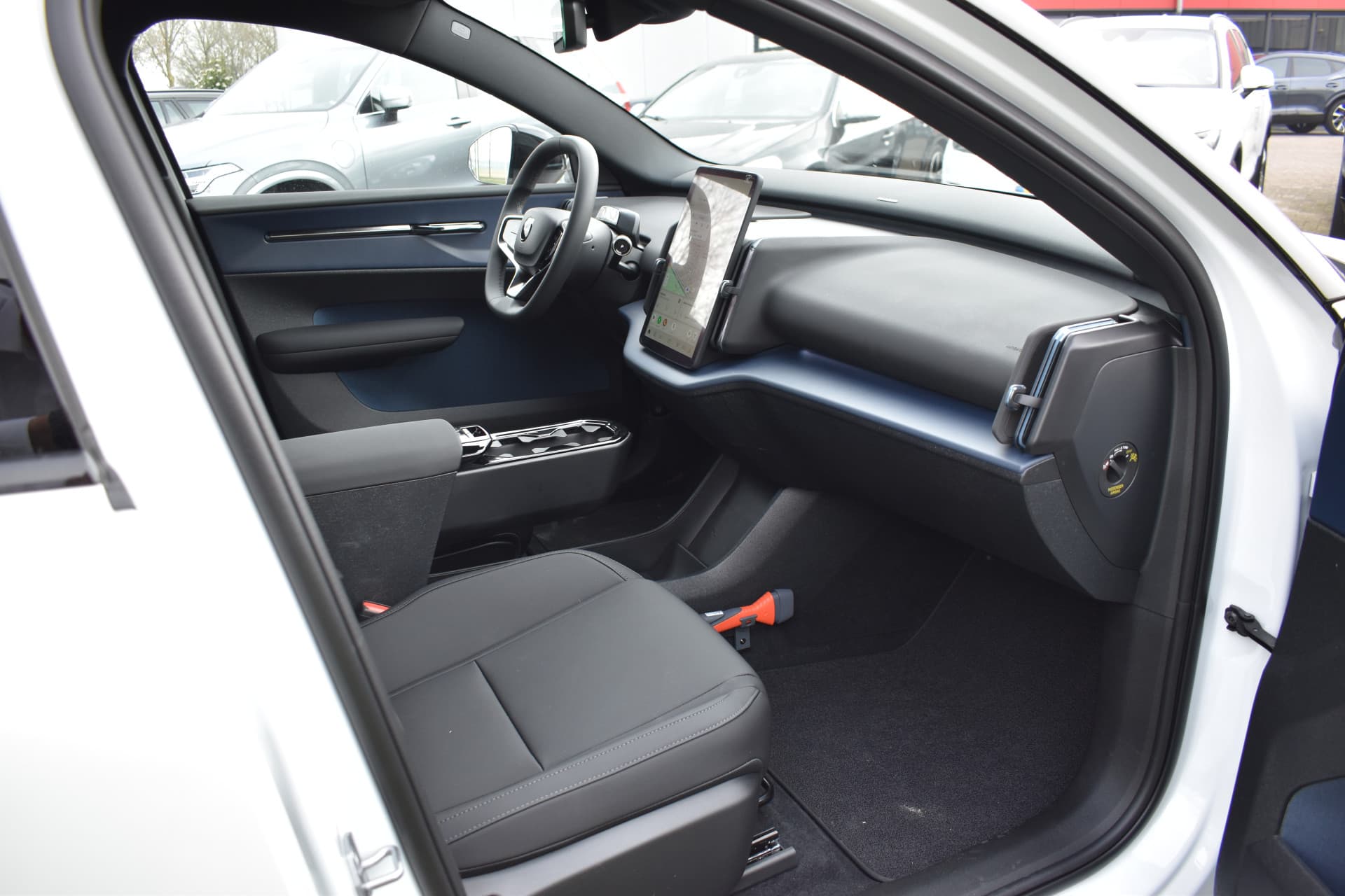 Volvo EX30 Extended Range Plus 69 kWh thumbnail 14