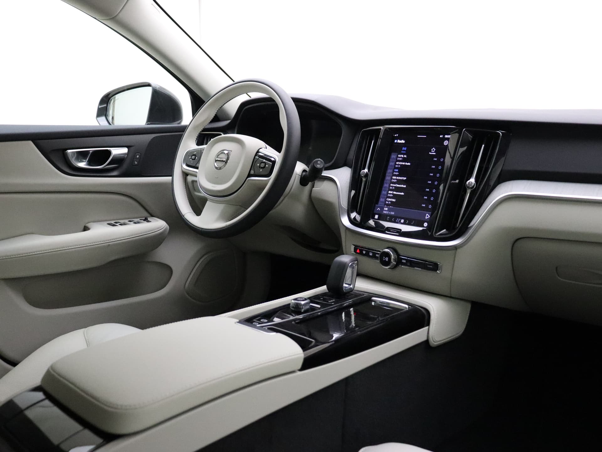 Volvo V60 T6 350pk AWD Essential Bright / Blond leder / ACC / PDC V+A / Camera / Stoel/- en stuurverwarming / 19'' Velgen / Getint glas / thumbnail 2