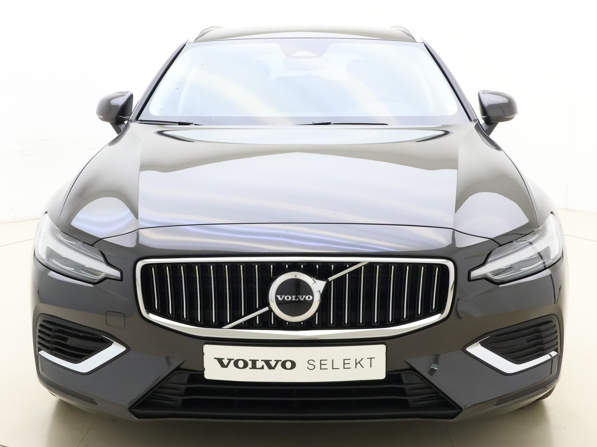 Volvo V60 T6 350pk AWD Essential Bright / Blond leder / ACC / PDC V+A / Camera / Stoel/- en stuurverwarming / 19'' Velgen / Getint glas / thumbnail 3