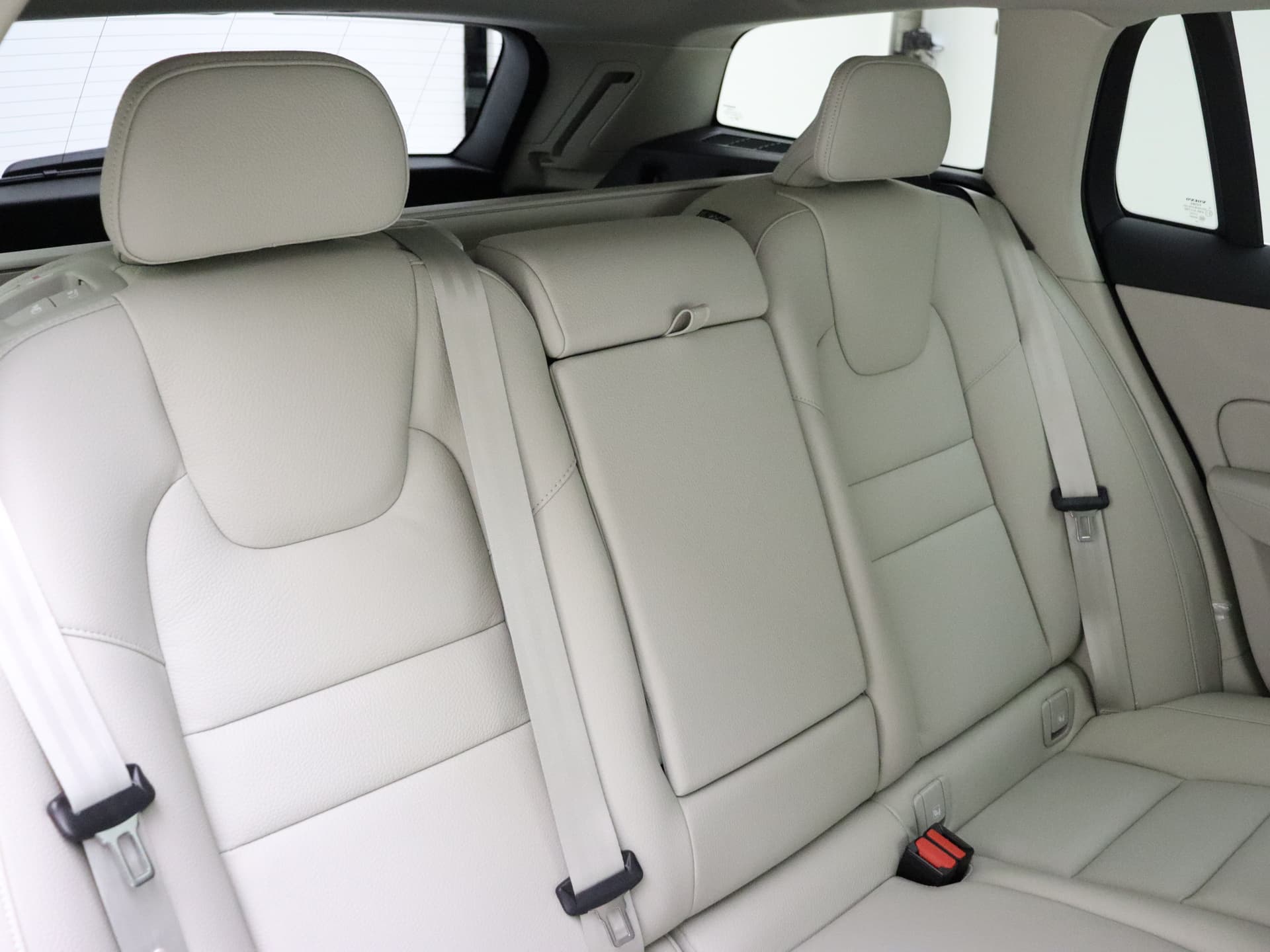 Volvo V60 T6 350pk AWD Essential Bright / Blond leder / ACC / PDC V+A / Camera / Stoel/- en stuurverwarming / 19'' Velgen / Getint glas / thumbnail 6