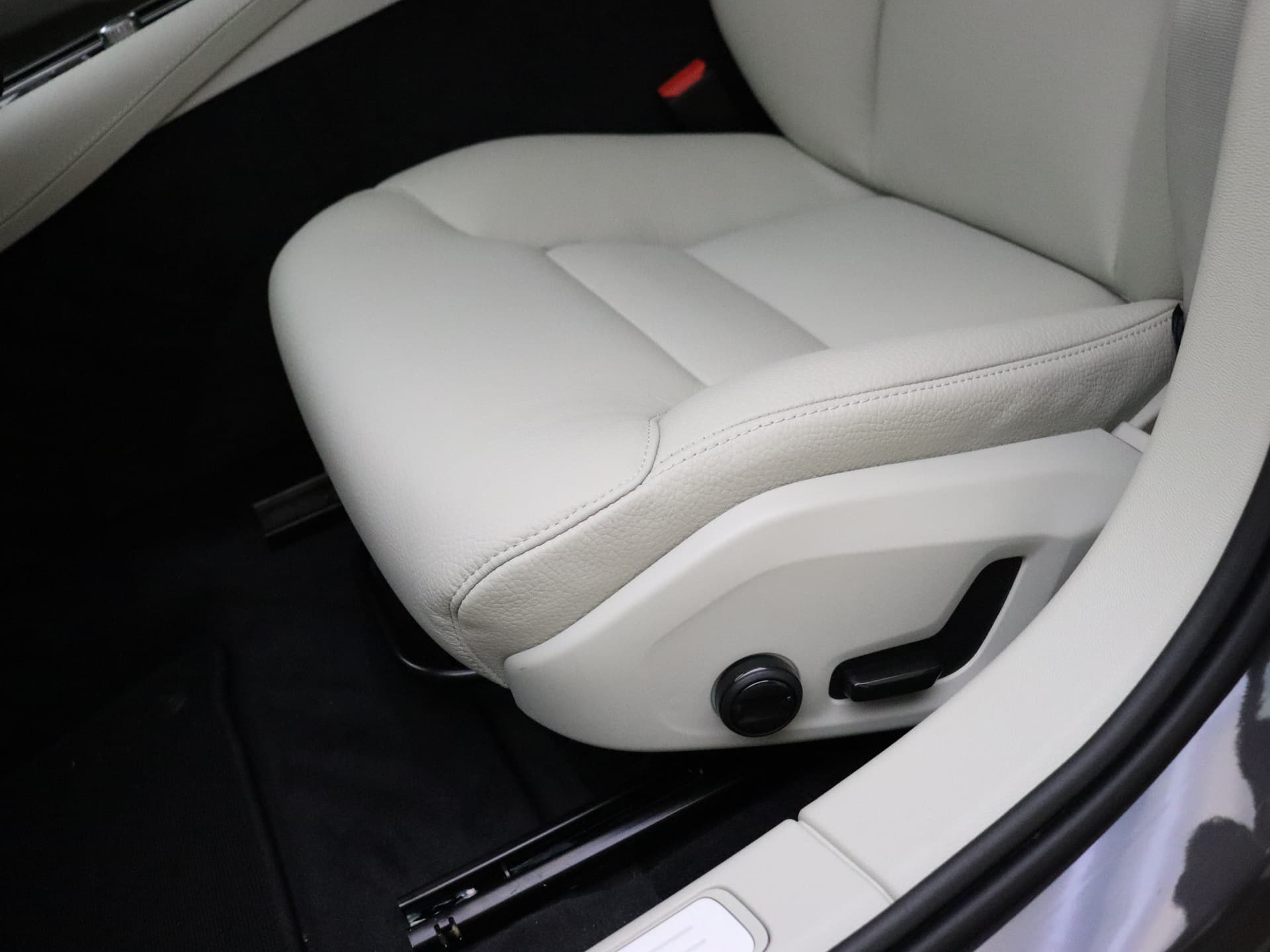 Volvo V60 T6 350pk AWD Essential Bright / Blond leder / ACC / PDC V+A / Camera / Stoel/- en stuurverwarming / 19'' Velgen / Getint glas / thumbnail 18