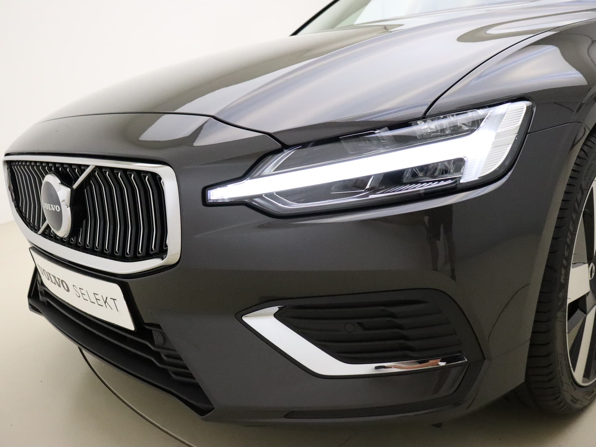 Volvo V60 T6 350pk AWD Essential Bright / Blond leder / ACC / PDC V+A / Camera / Stoel/- en stuurverwarming / 19'' Velgen / Getint glas / thumbnail 19