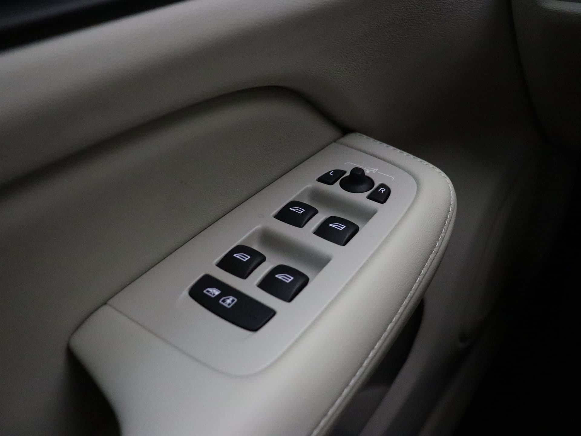 Volvo V60 T6 350pk AWD Essential Bright / Blond leder / ACC / PDC V+A / Camera / Stoel/- en stuurverwarming / 19'' Velgen / Getint glas / thumbnail 21