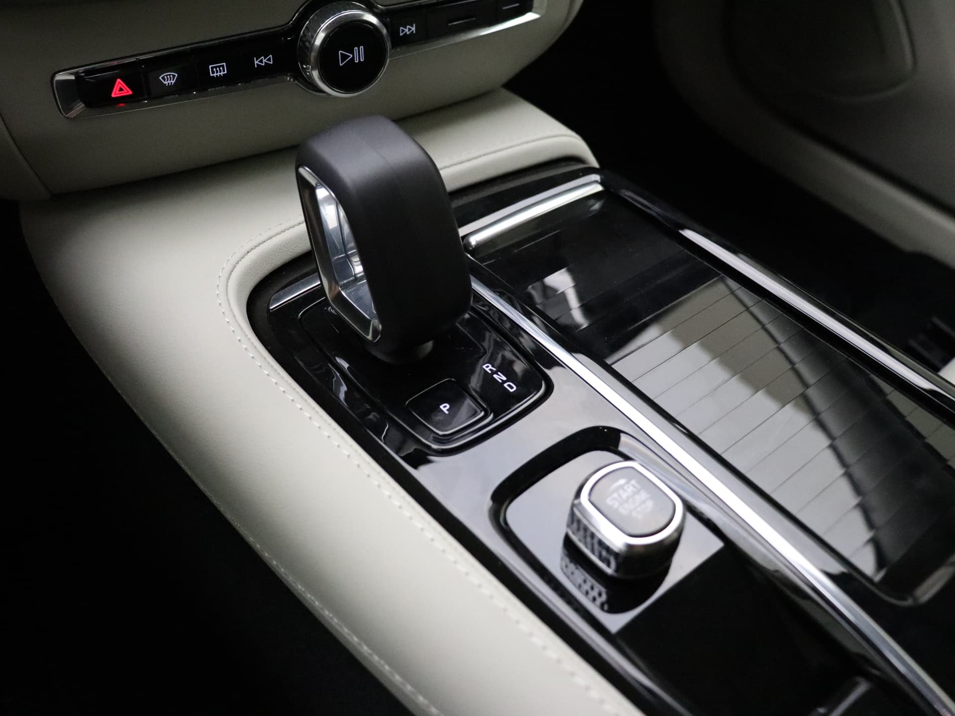 Volvo V60 T6 350pk AWD Essential Bright / Blond leder / ACC / PDC V+A / Camera / Stoel/- en stuurverwarming / 19'' Velgen / Getint glas / thumbnail 23