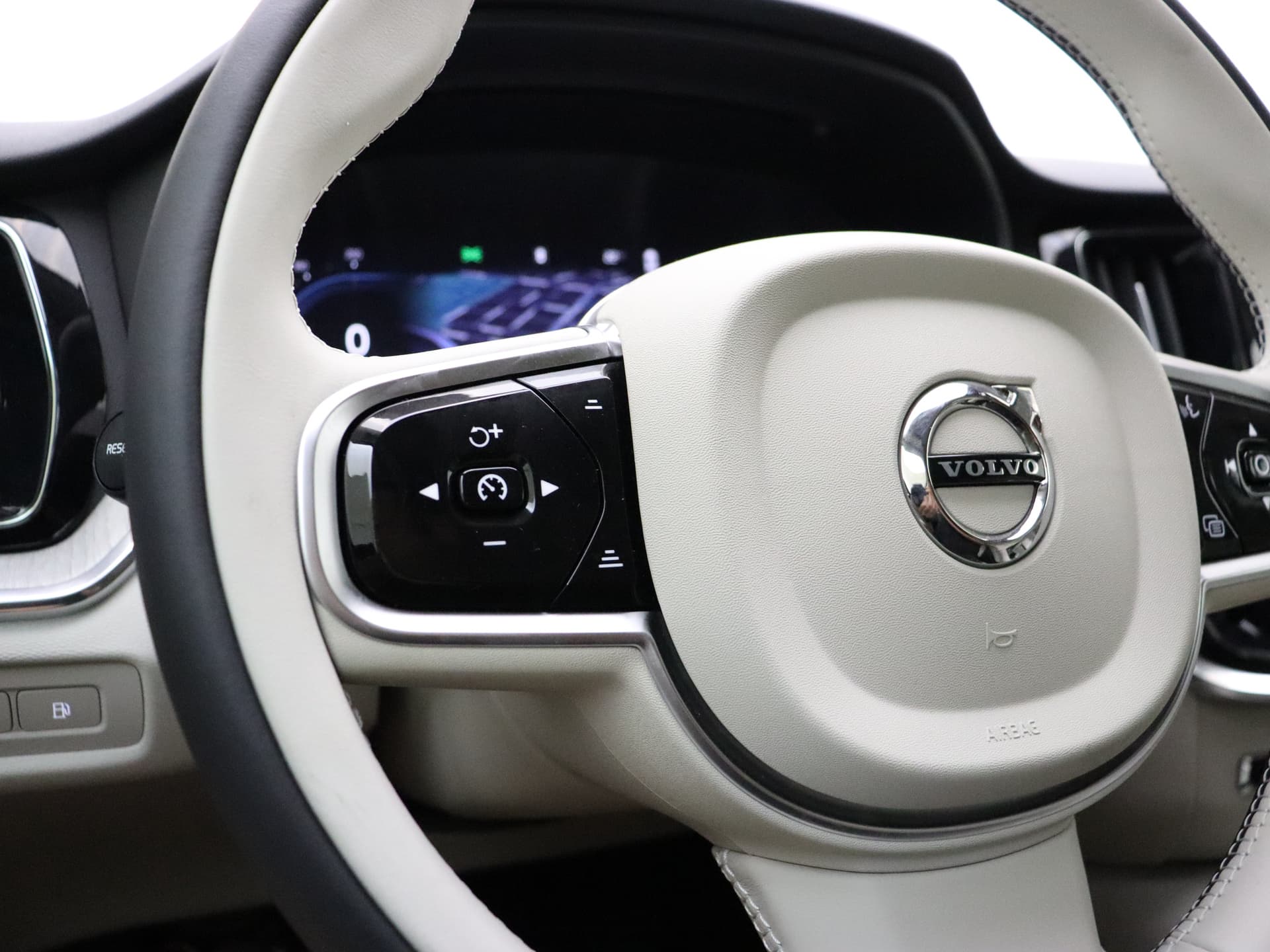 Volvo V60 T6 350pk AWD Essential Bright / Blond leder / ACC / PDC V+A / Camera / Stoel/- en stuurverwarming / 19'' Velgen / Getint glas / thumbnail 32