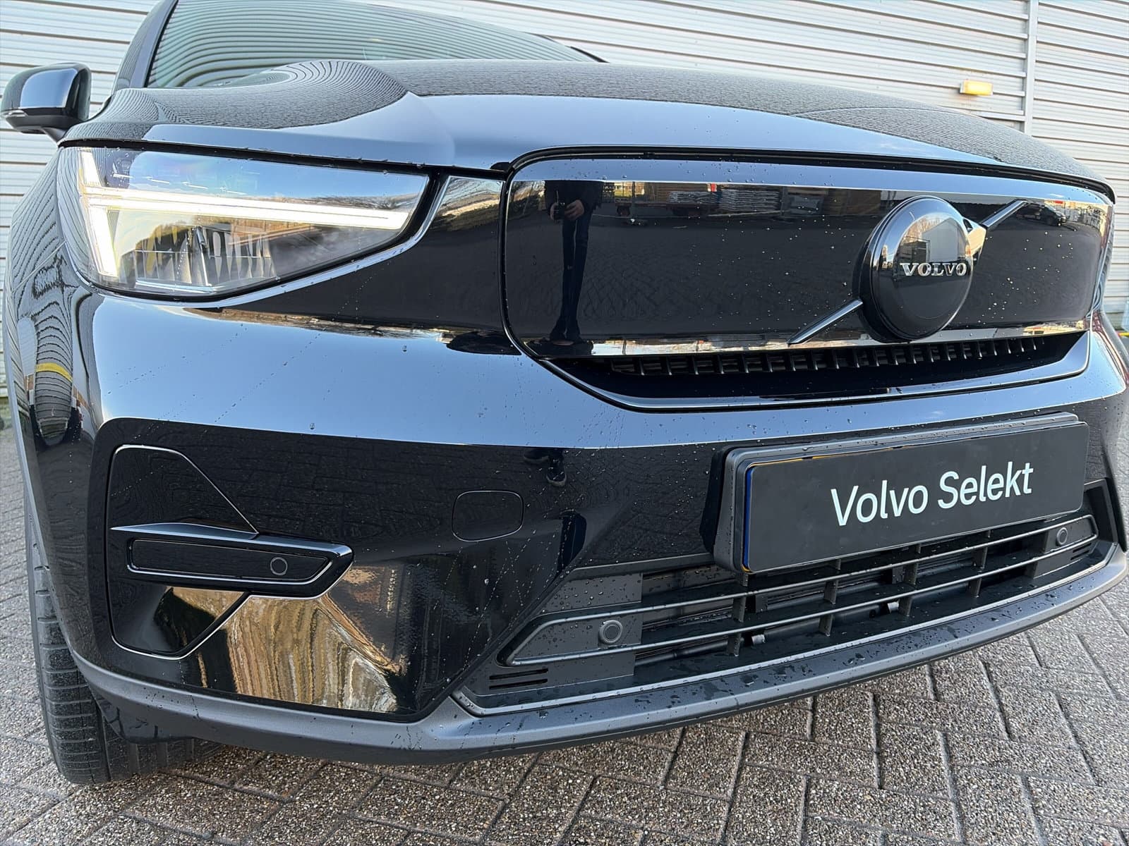 Volvo EX40 Extended Range Plus 82 kWh / Harman/kardon / Achteruitrijcamera / Stoel- en stuurverwarming thumbnail 4