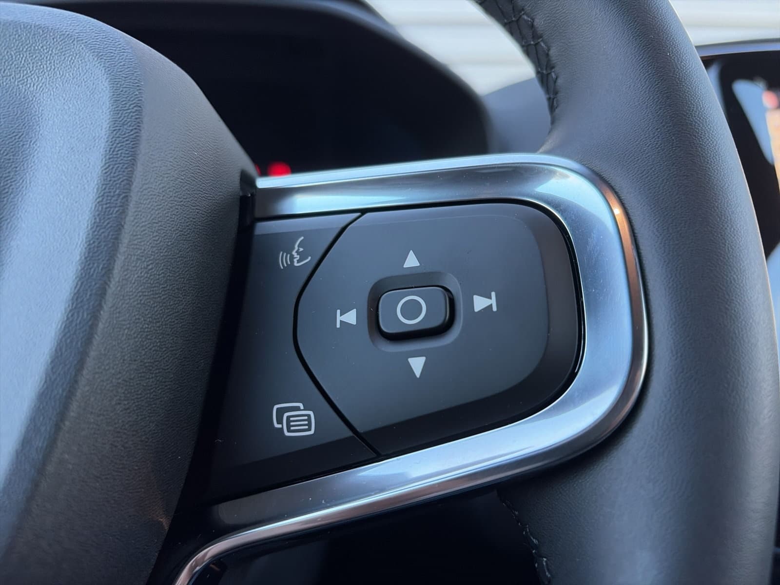 Volvo EX40 Extended Range Plus 82 kWh / Harman/kardon / Achteruitrijcamera / Stoel- en stuurverwarming thumbnail 21