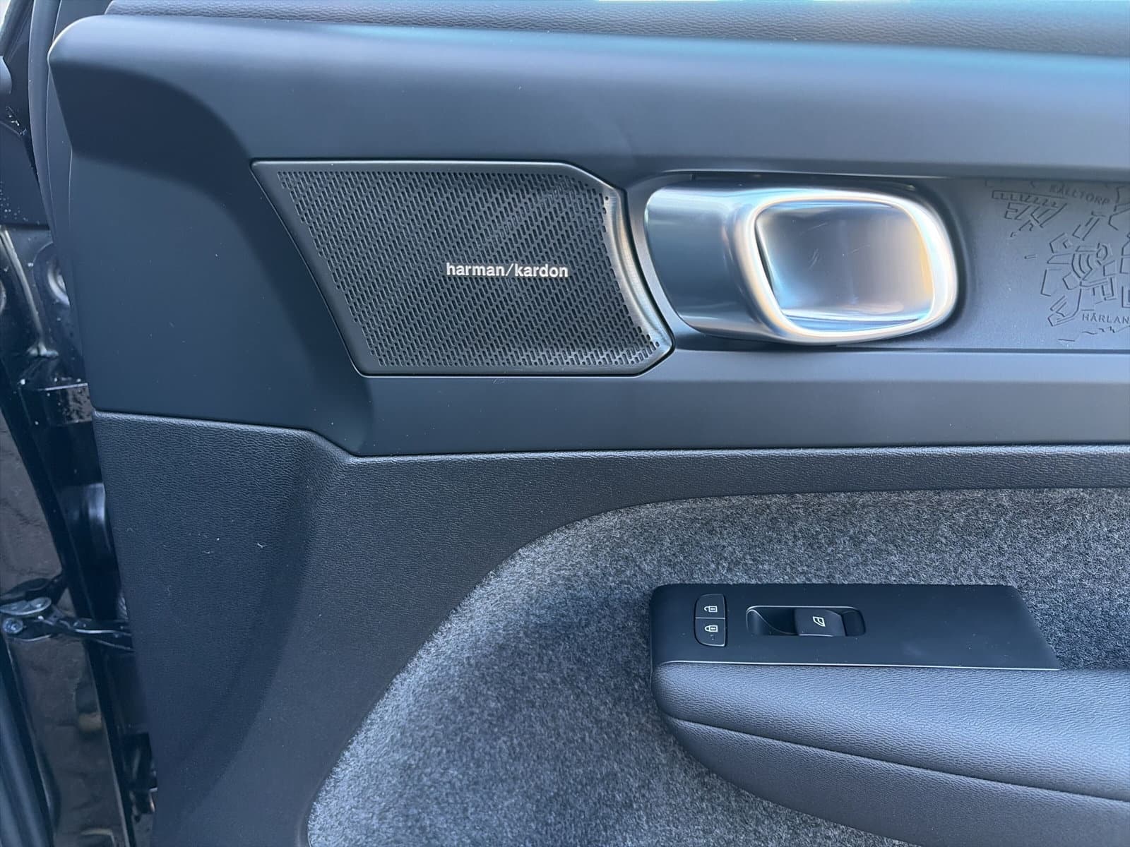 Volvo EX40 Extended Range Plus 82 kWh / Harman/kardon / Achteruitrijcamera / Stoel- en stuurverwarming thumbnail 23