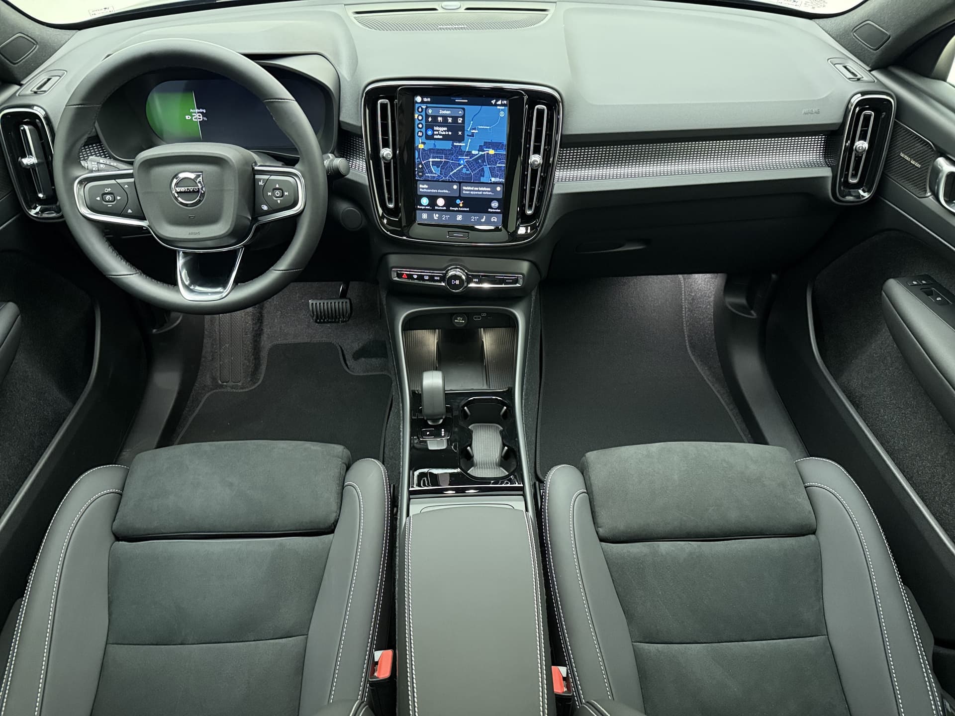 Volvo EC40 Extended Range Plus Black Edition / MY26 / NUBUCK / GETINT GLAS / 20 '' / PANORAMADAK / PDC + CAMERA / GOOGLE / thumbnail 2