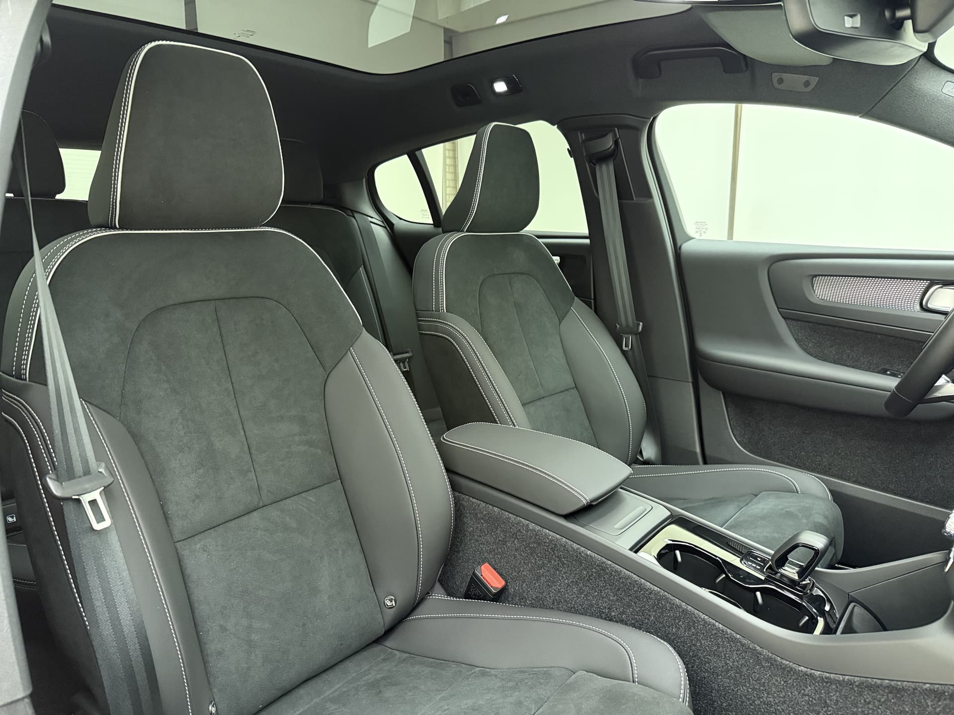 Volvo EC40 Extended Range Plus Black Edition / MY26 / NUBUCK / GETINT GLAS / 20 '' / PANORAMADAK / PDC + CAMERA / GOOGLE / thumbnail 4