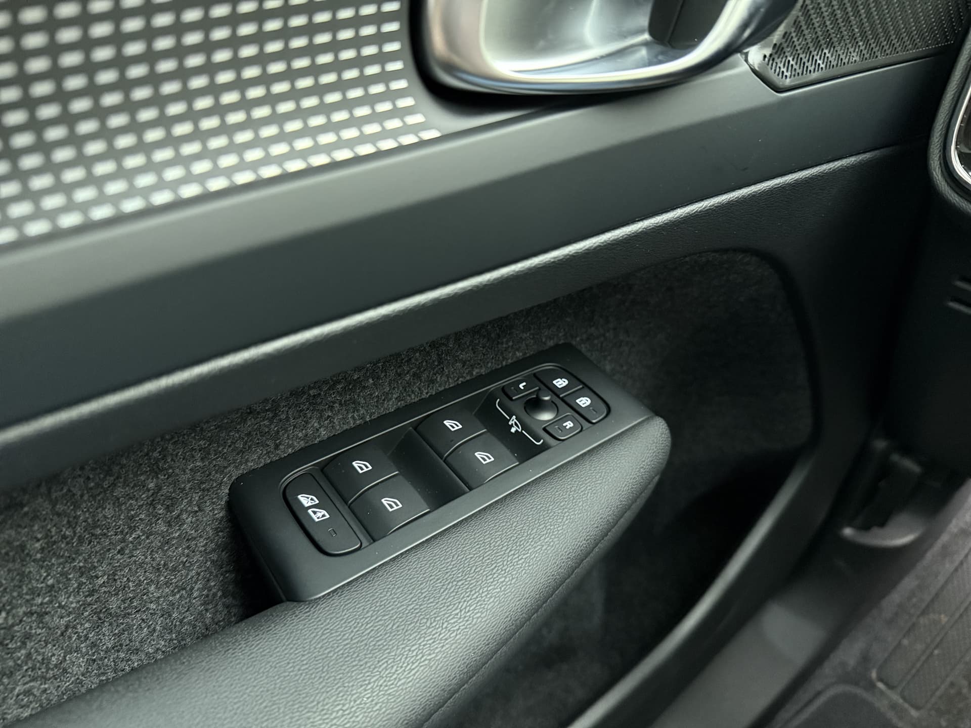 Volvo EC40 Extended Range Plus Black Edition / MY26 / NUBUCK / GETINT GLAS / 20 '' / PANORAMADAK / PDC + CAMERA / GOOGLE / thumbnail 31