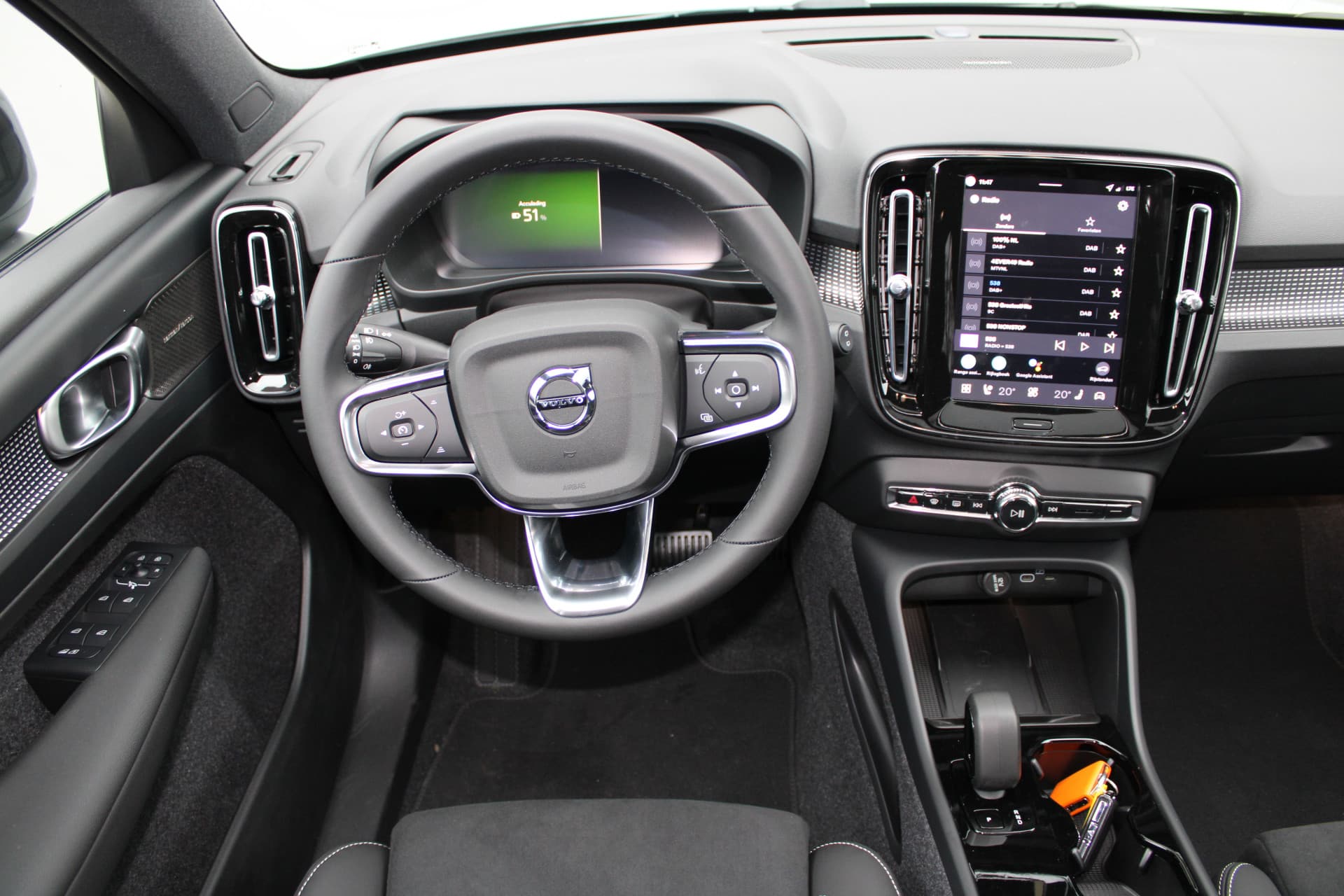 Volvo EX40 Extended Range Plus 82 kWh thumbnail 2