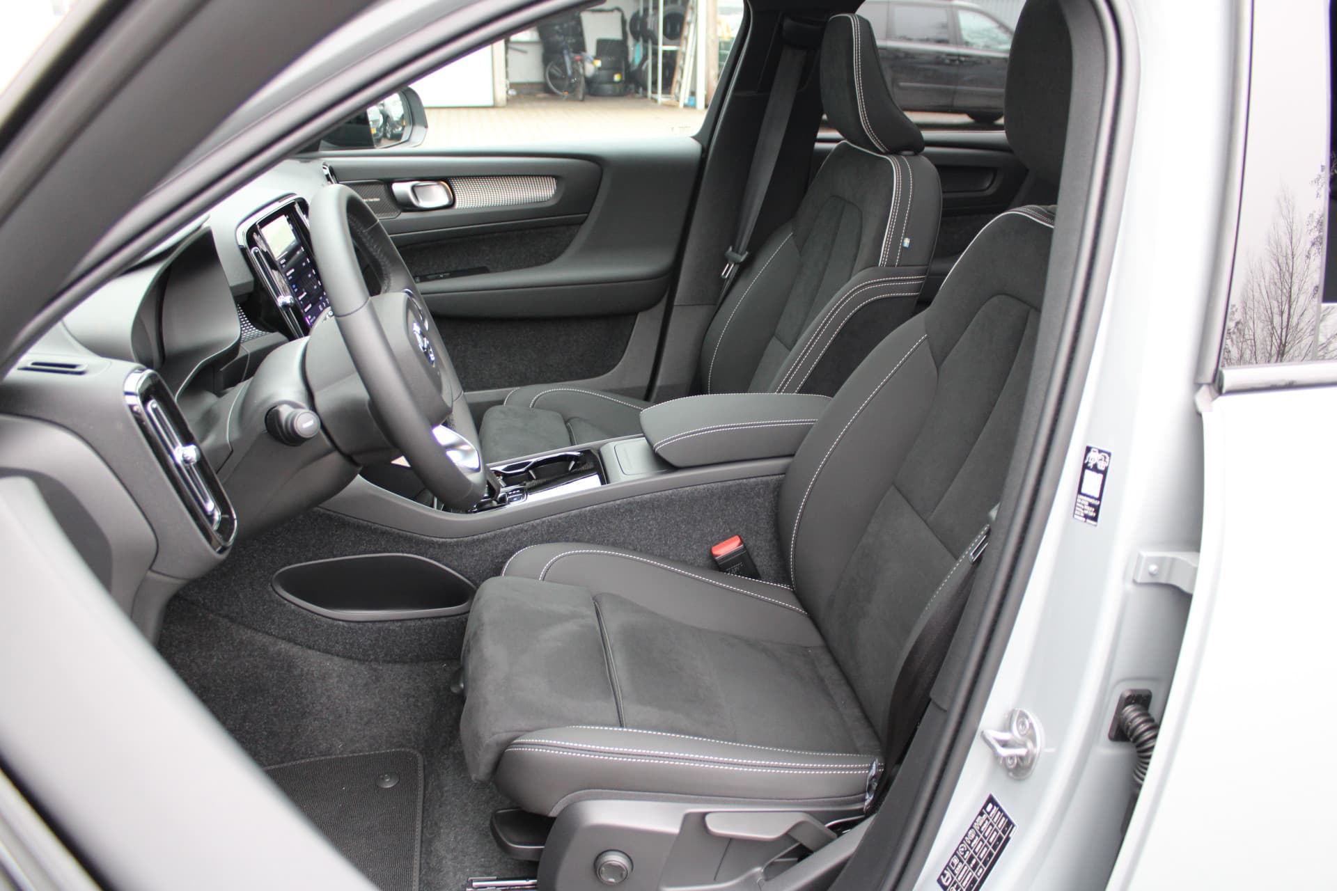 Volvo EX40 Extended Range Plus 82 kWh thumbnail 4