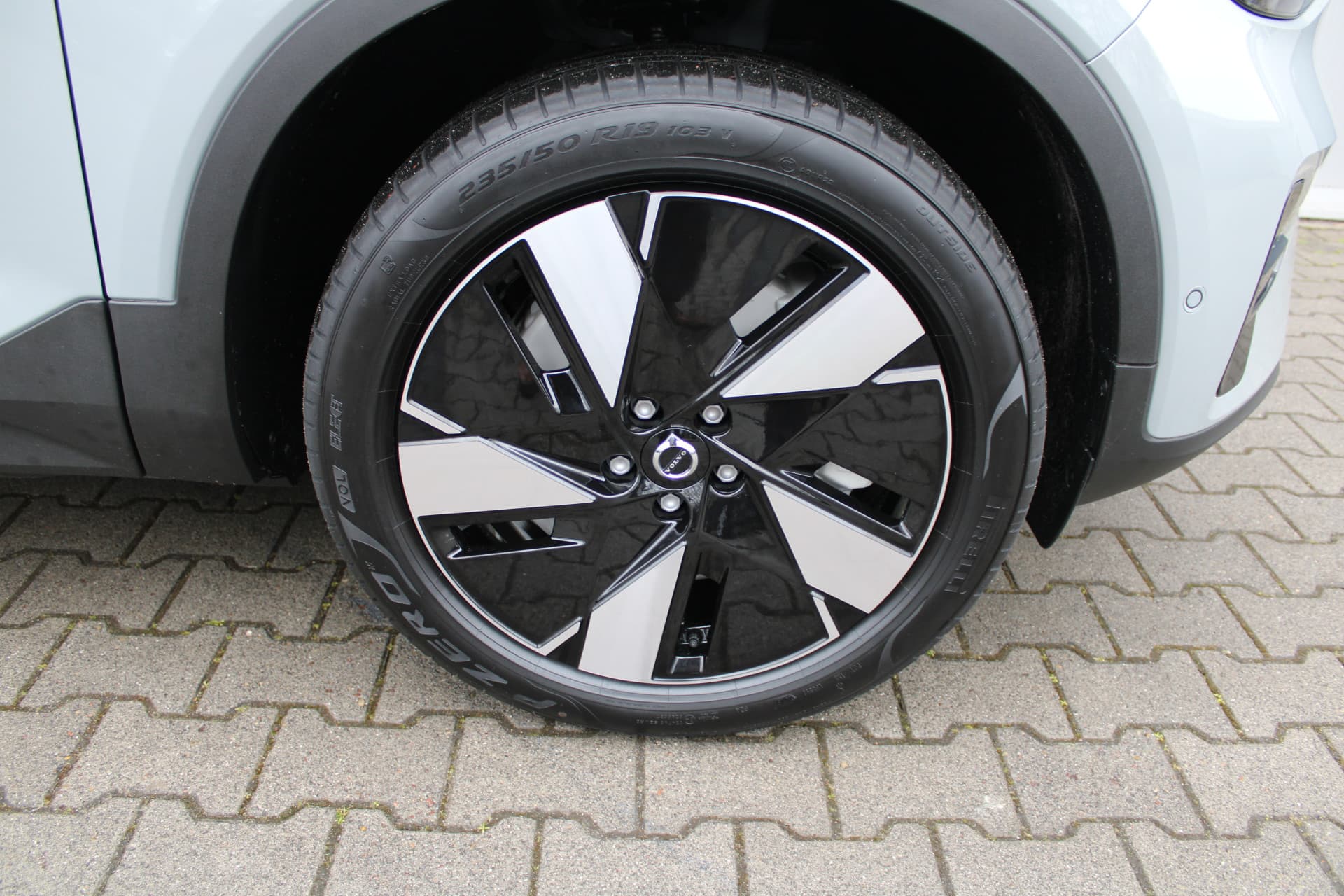 Volvo EX40 Extended Range Plus 82 kWh thumbnail 14