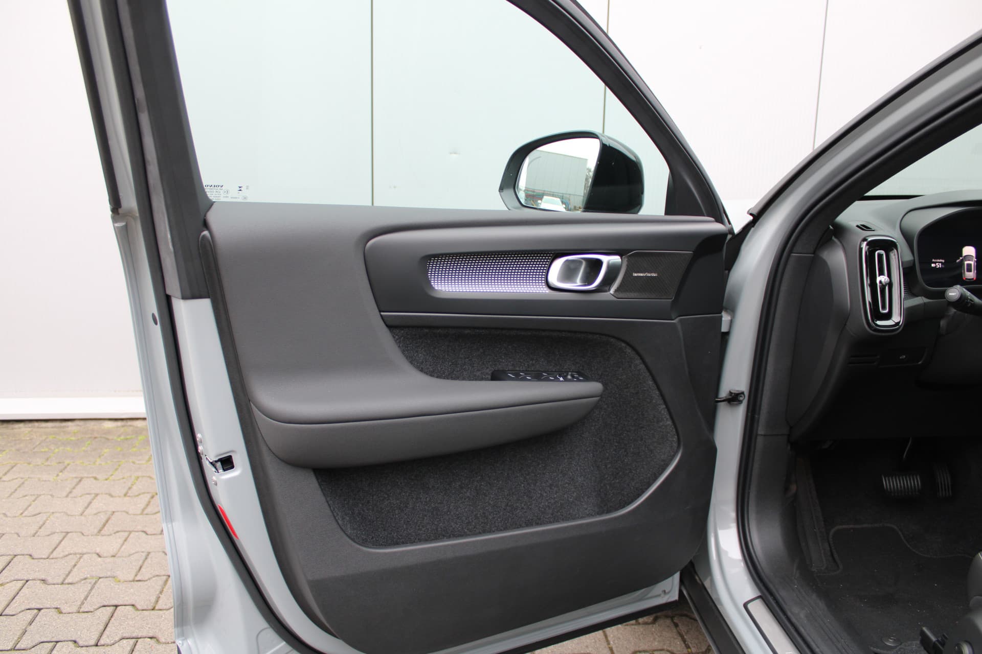 Volvo EX40 Extended Range Plus 82 kWh thumbnail 17