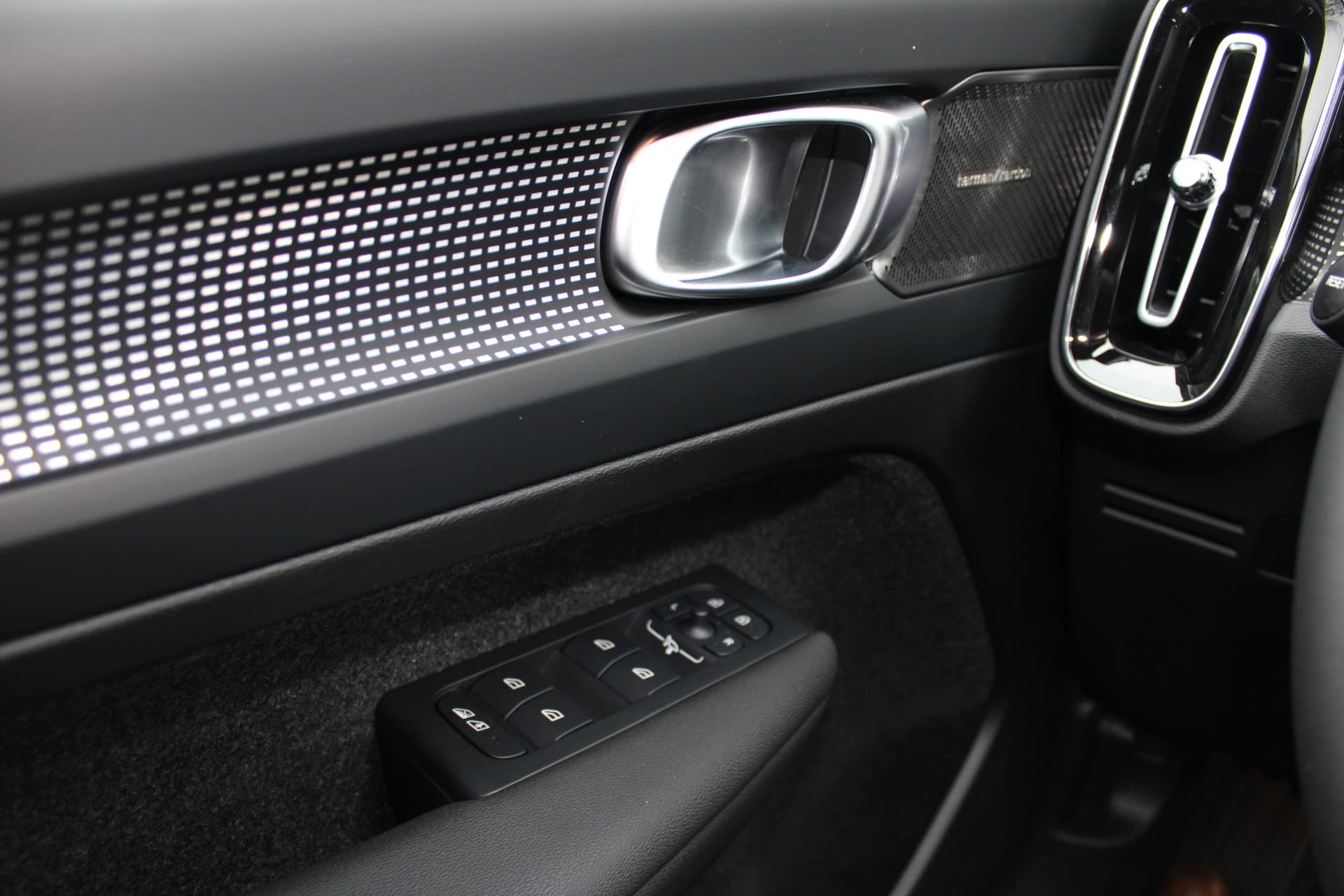 Volvo EX40 Extended Range Plus 82 kWh thumbnail 20