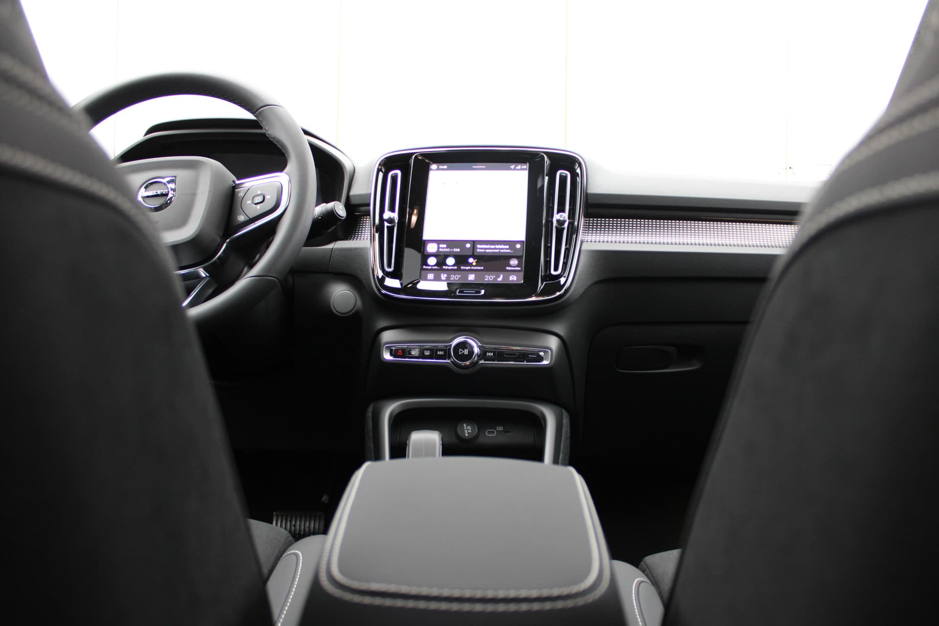 Volvo EX40 Extended Range Plus 82 kWh thumbnail 32