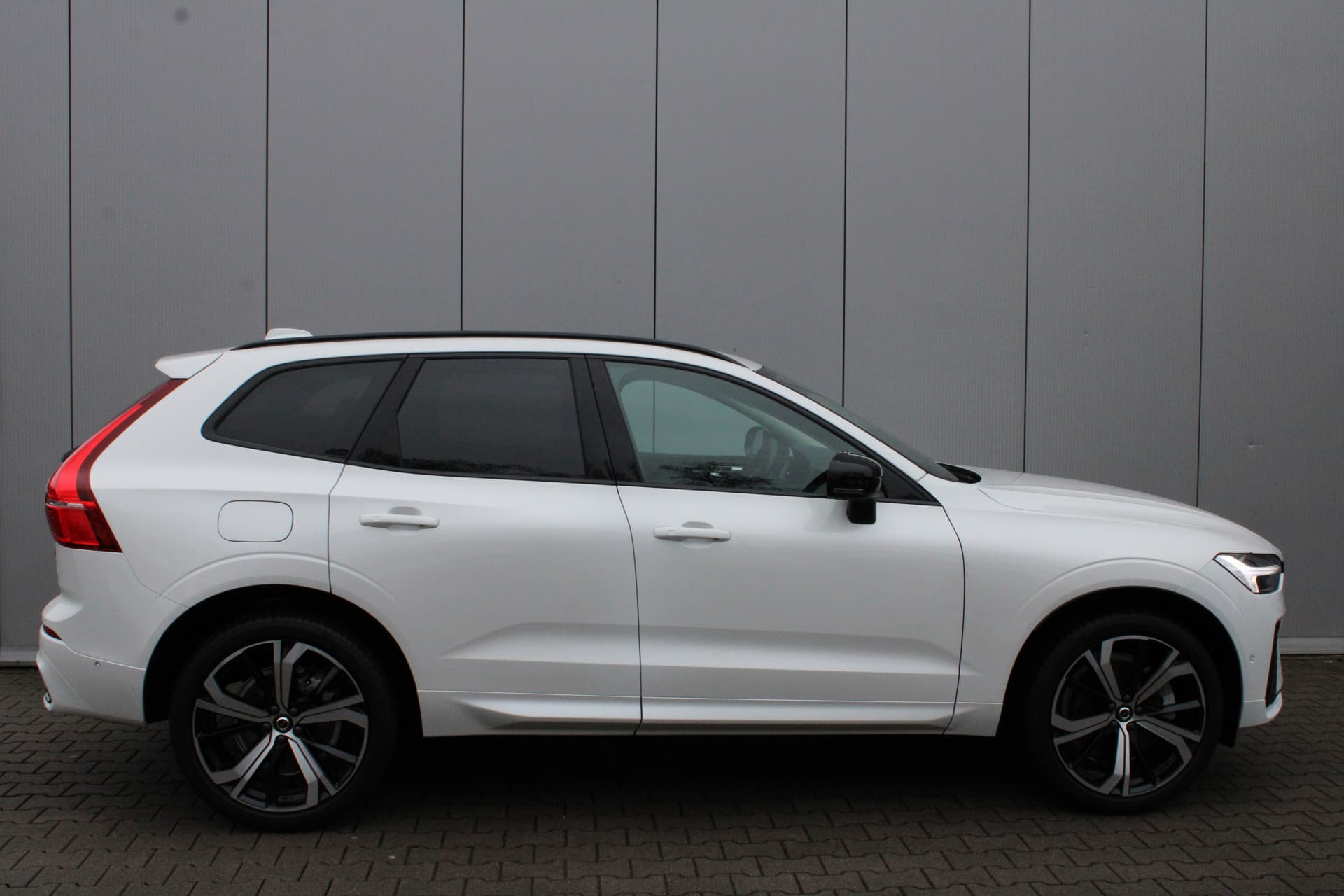 Volvo XC60 T6 Plug-in hybrid AWD Ultra Dark thumbnail 3