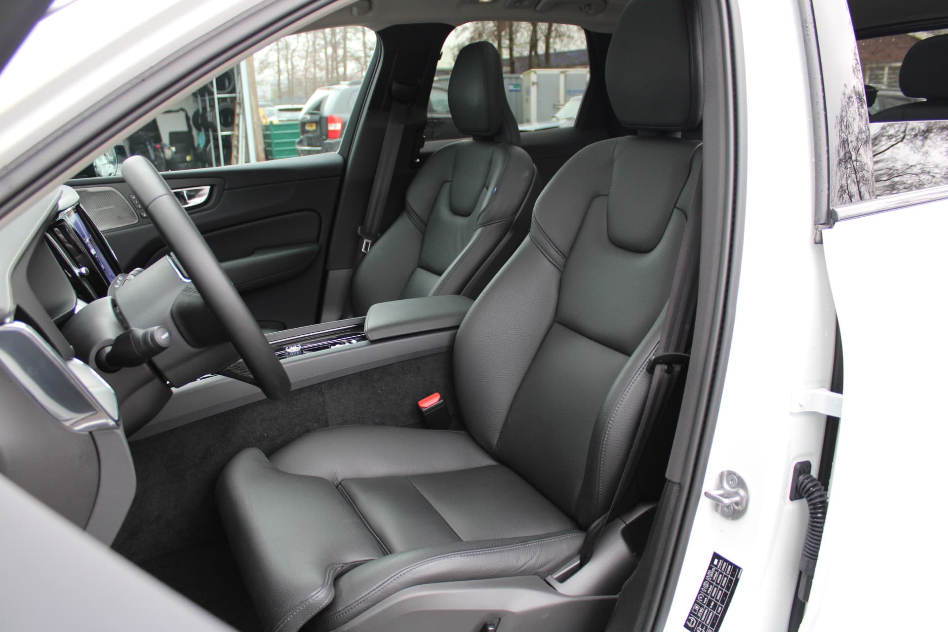 Volvo XC60 T6 Plug-in hybrid AWD Ultra Dark thumbnail 4