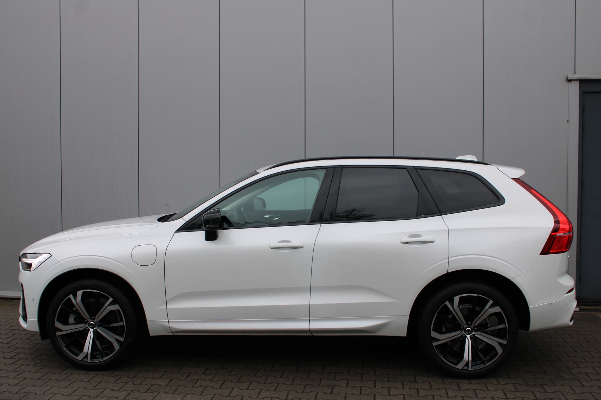 Volvo XC60 T6 Plug-in hybrid AWD Ultra Dark thumbnail 5