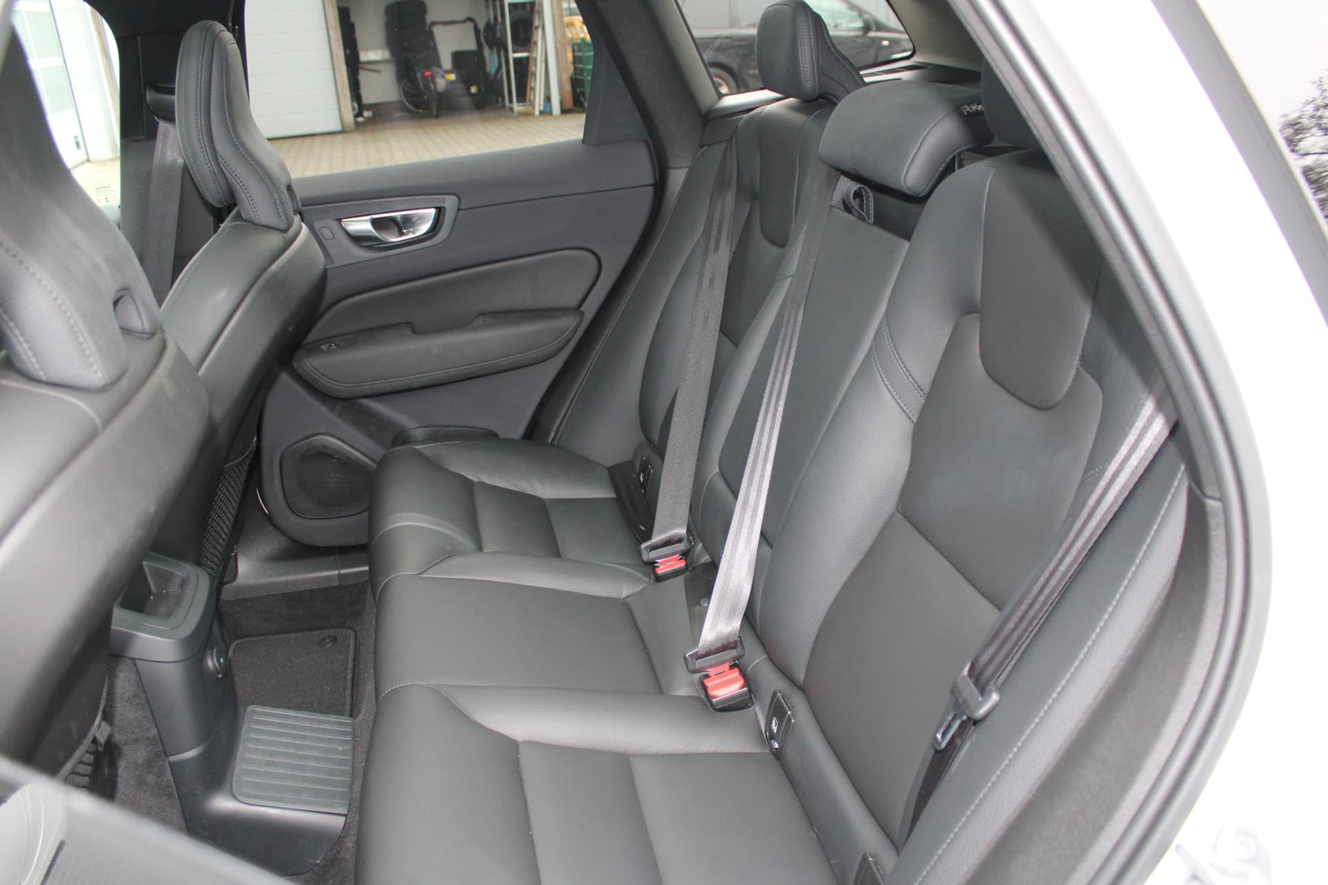 Volvo XC60 T6 Plug-in hybrid AWD Ultra Dark thumbnail 6