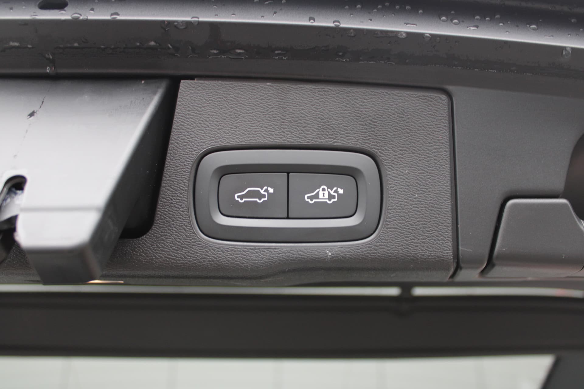 Volvo XC60 T6 Plug-in hybrid AWD Ultra Dark thumbnail 11