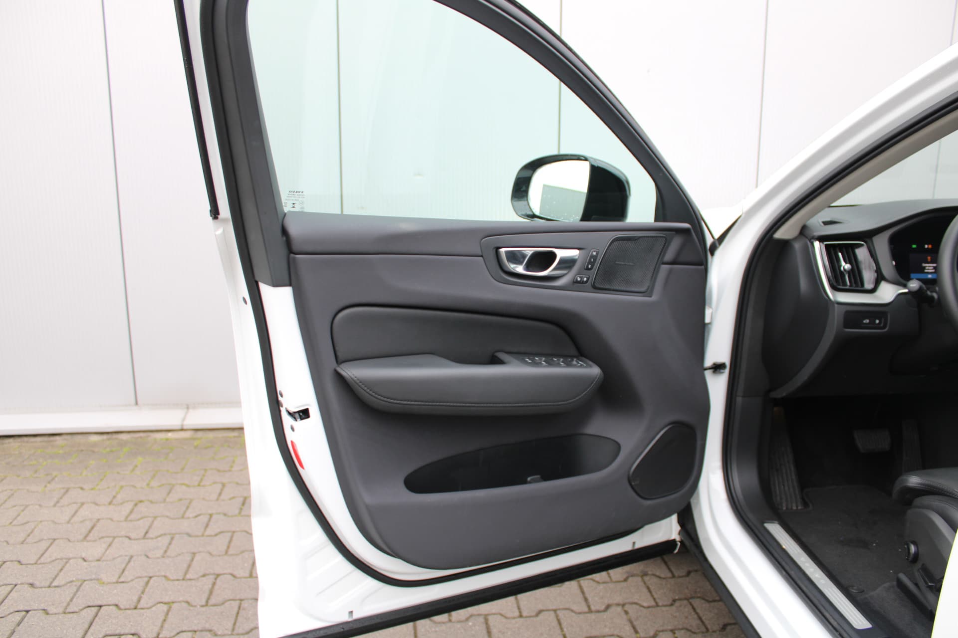 Volvo XC60 T6 Plug-in hybrid AWD Ultra Dark thumbnail 18